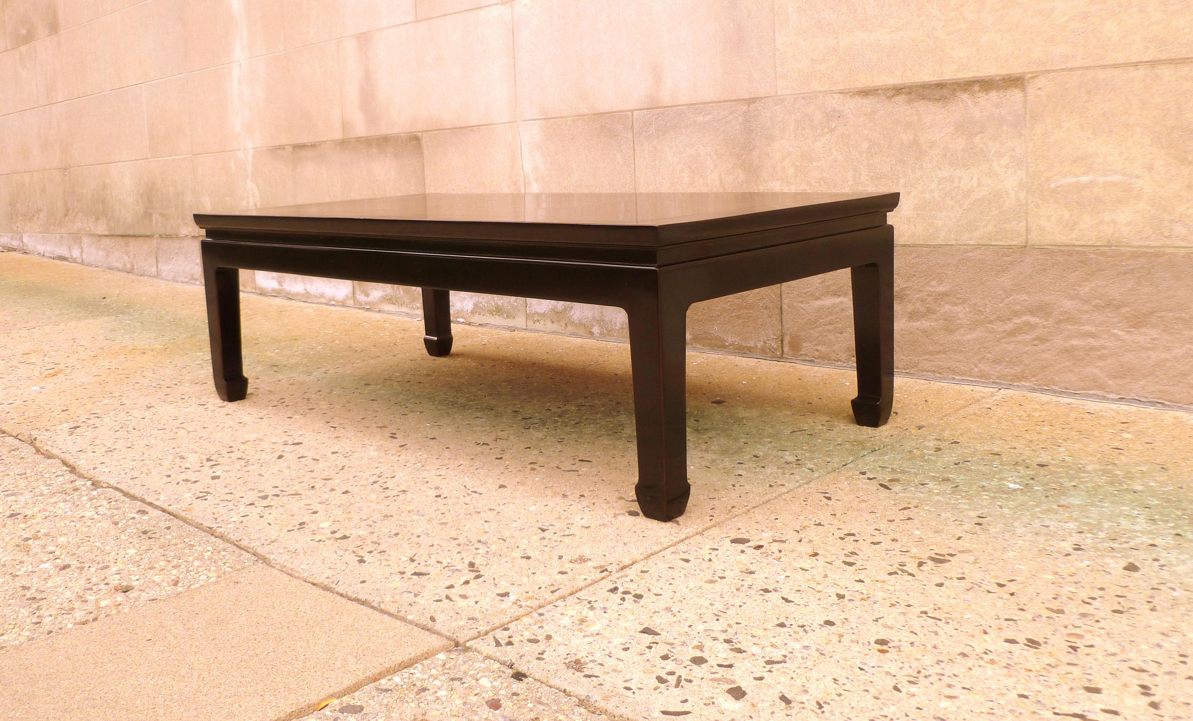 Poli Table basse en laque noire raffinée avec motif doré en vente