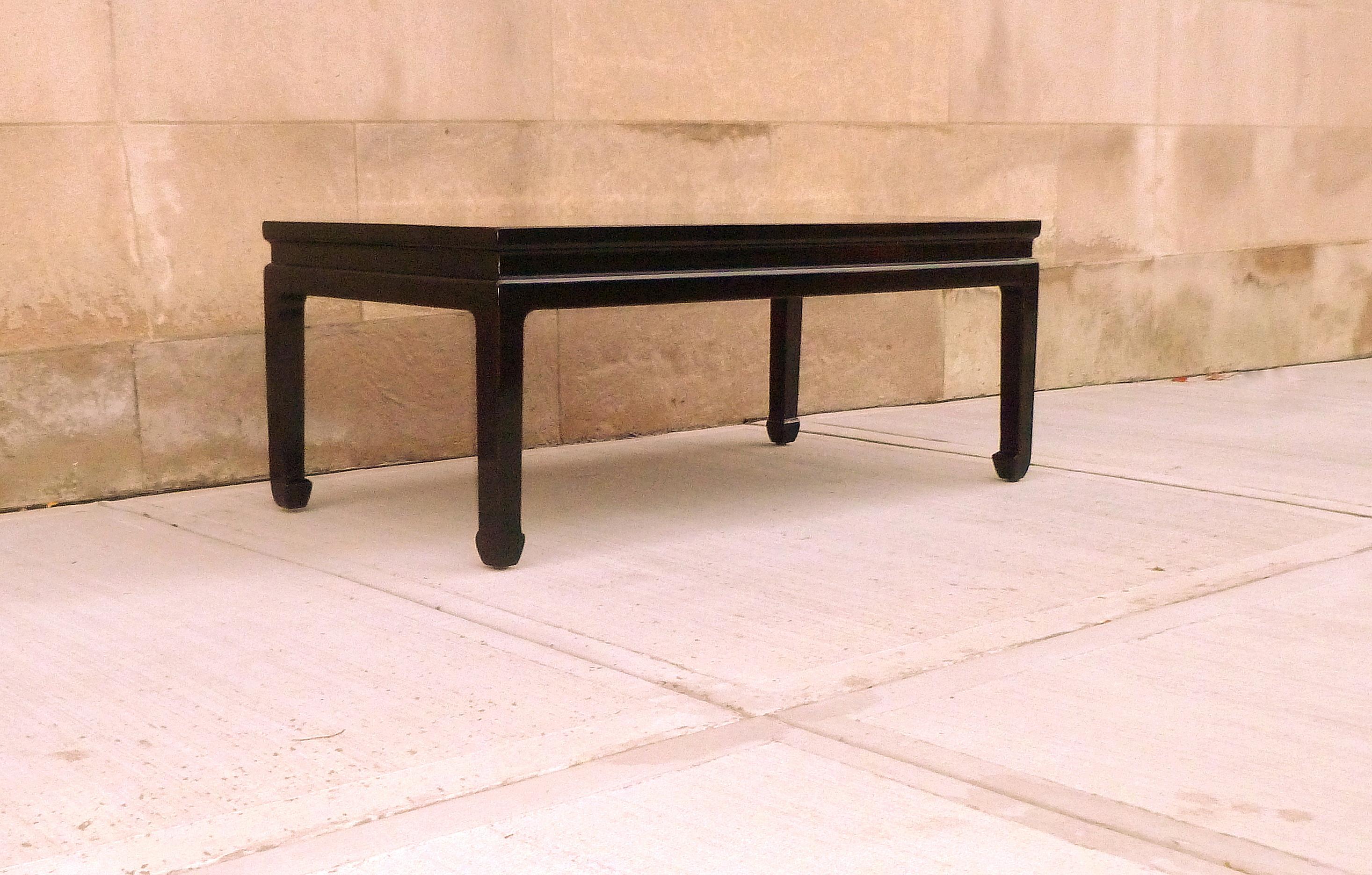 Niedriger Tisch aus schwarzem Lack mit vergoldetem Motiv im Zustand „Hervorragend“ im Angebot in Greenwich, CT