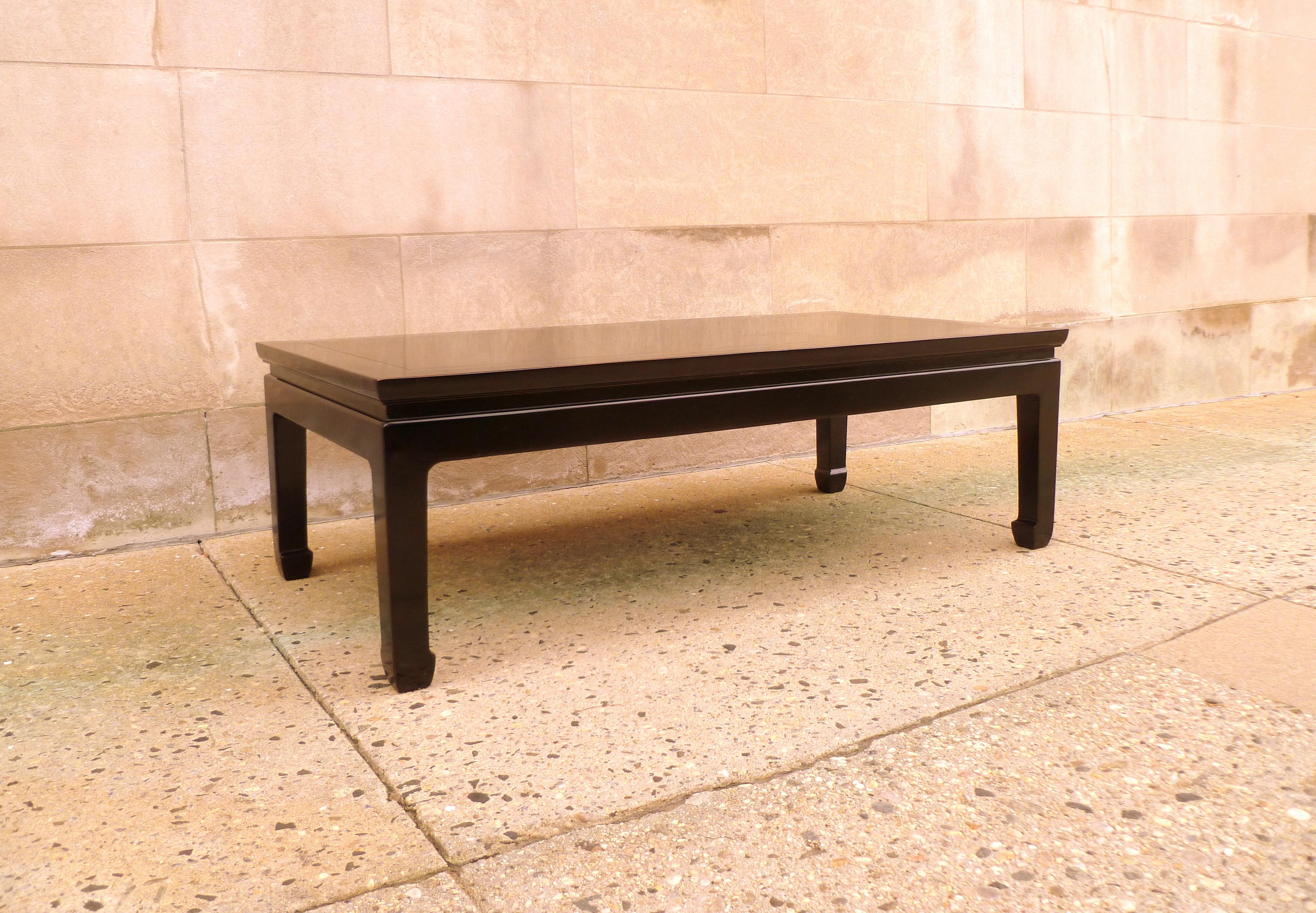 Table basse en laque noire raffinée avec motif doré Excellent état - En vente à Greenwich, CT