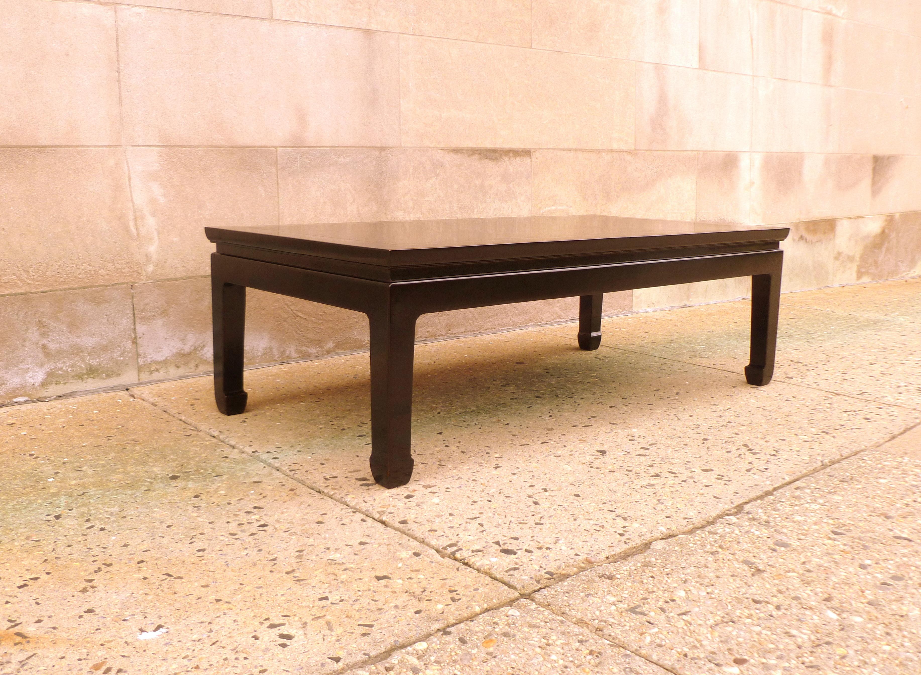20ième siècle Table basse en laque noire raffinée avec motif doré en vente
