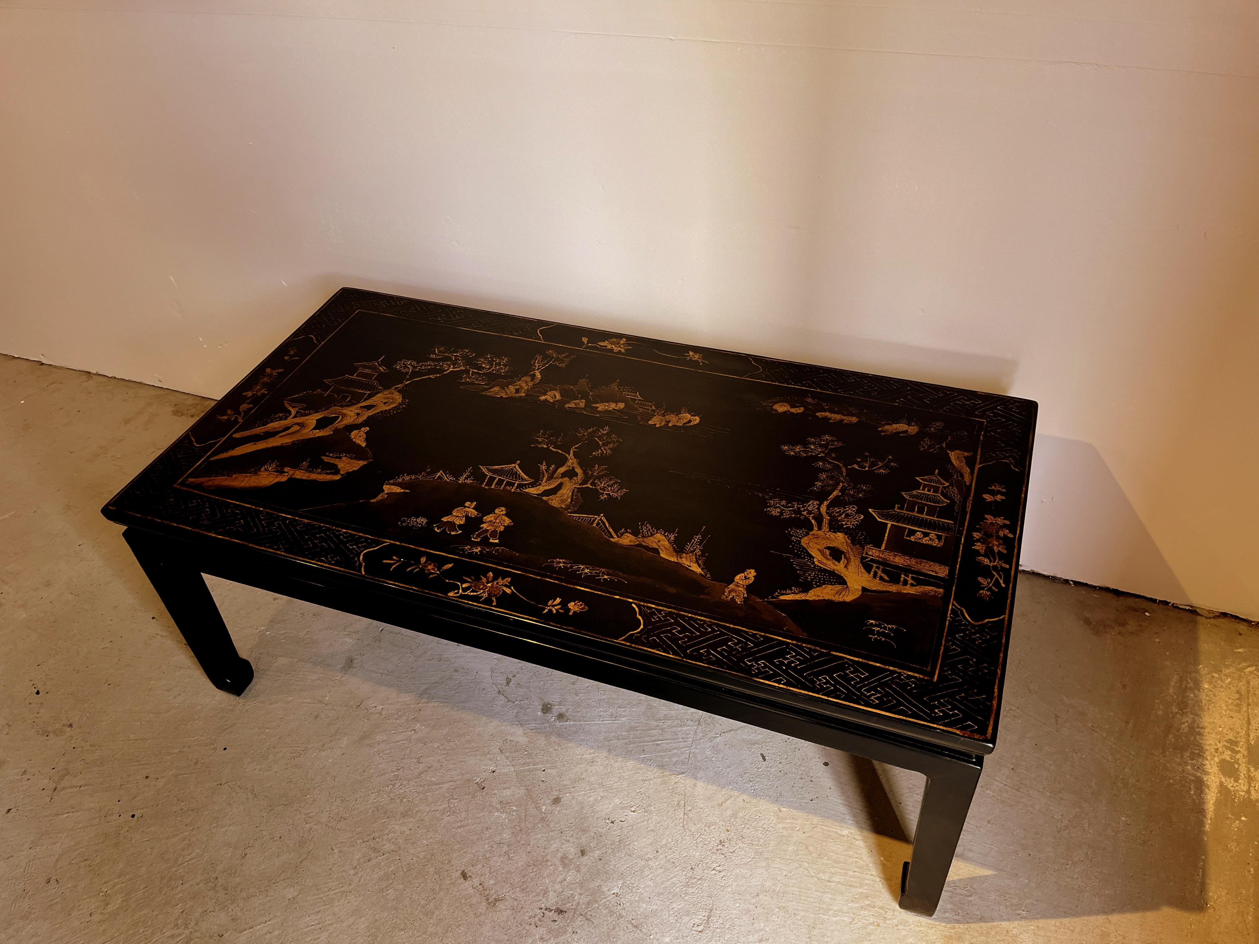 Laque Table basse en laque noire raffinée avec motif doré en vente