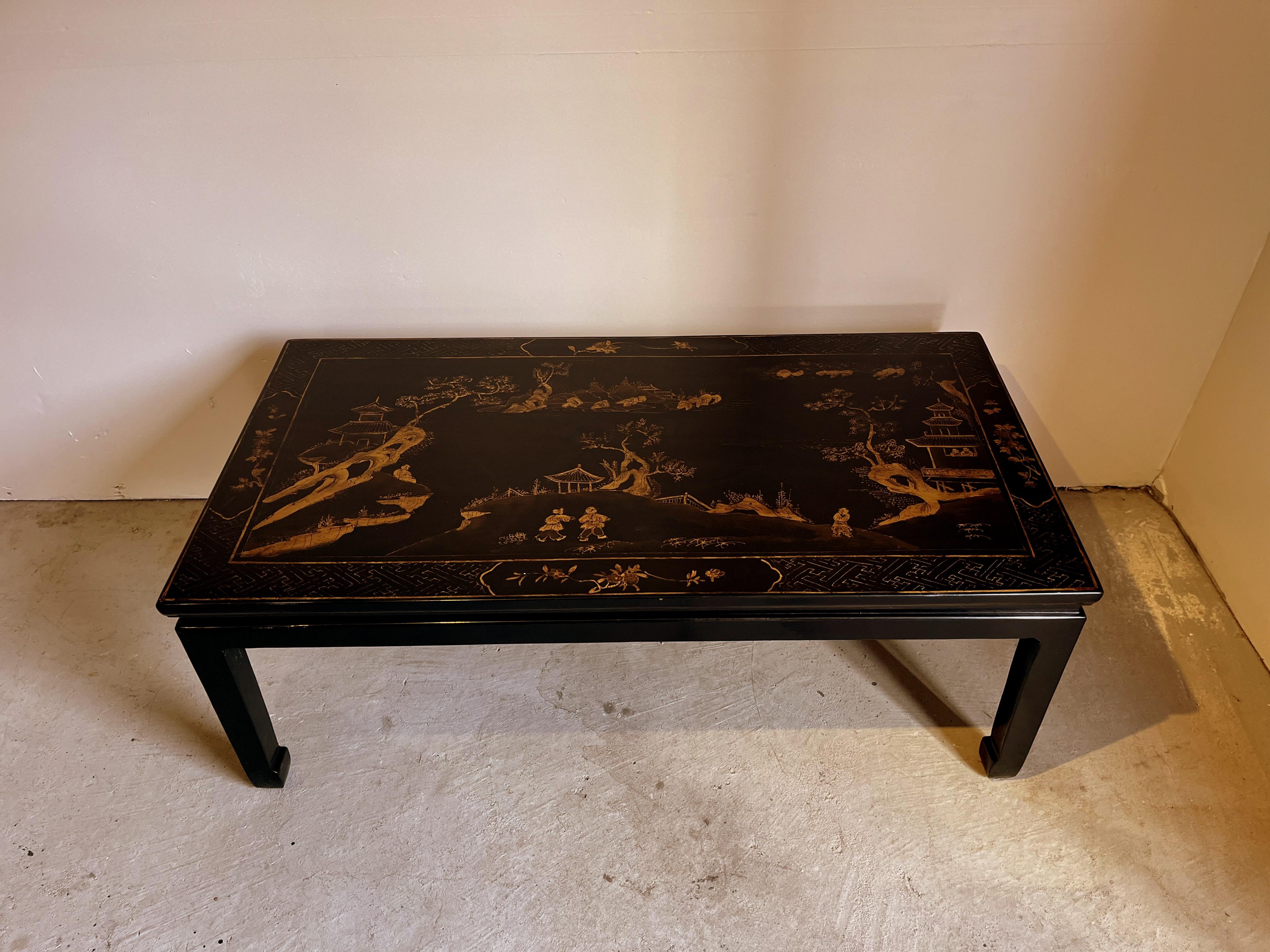 Table basse en laque noire raffinée avec motif doré en vente 1