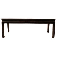 Table basse en laque noire raffinée avec motif doré