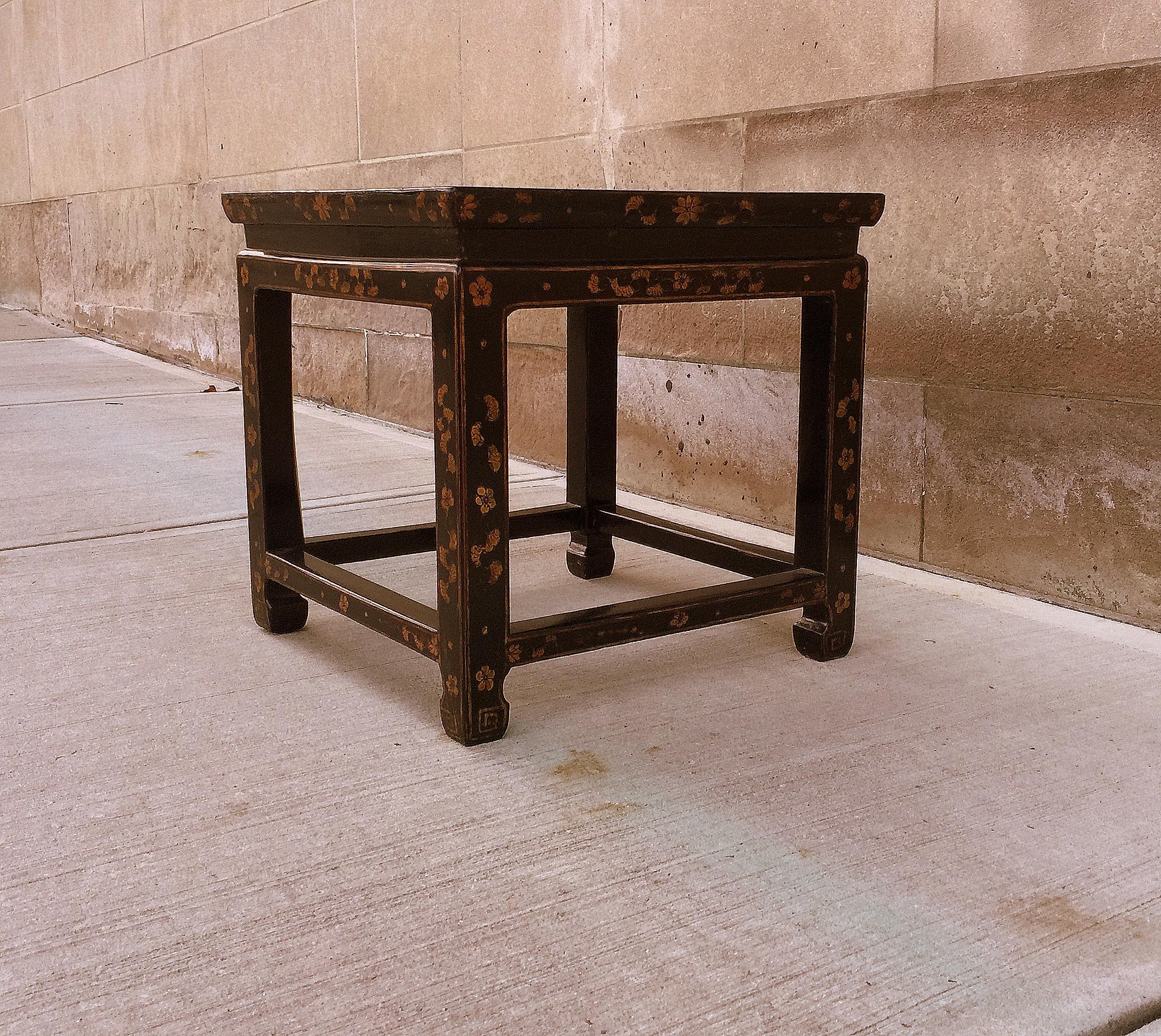 Fine Black Lacquer Stool / End Table In Excellent Condition In Greenwich, CT