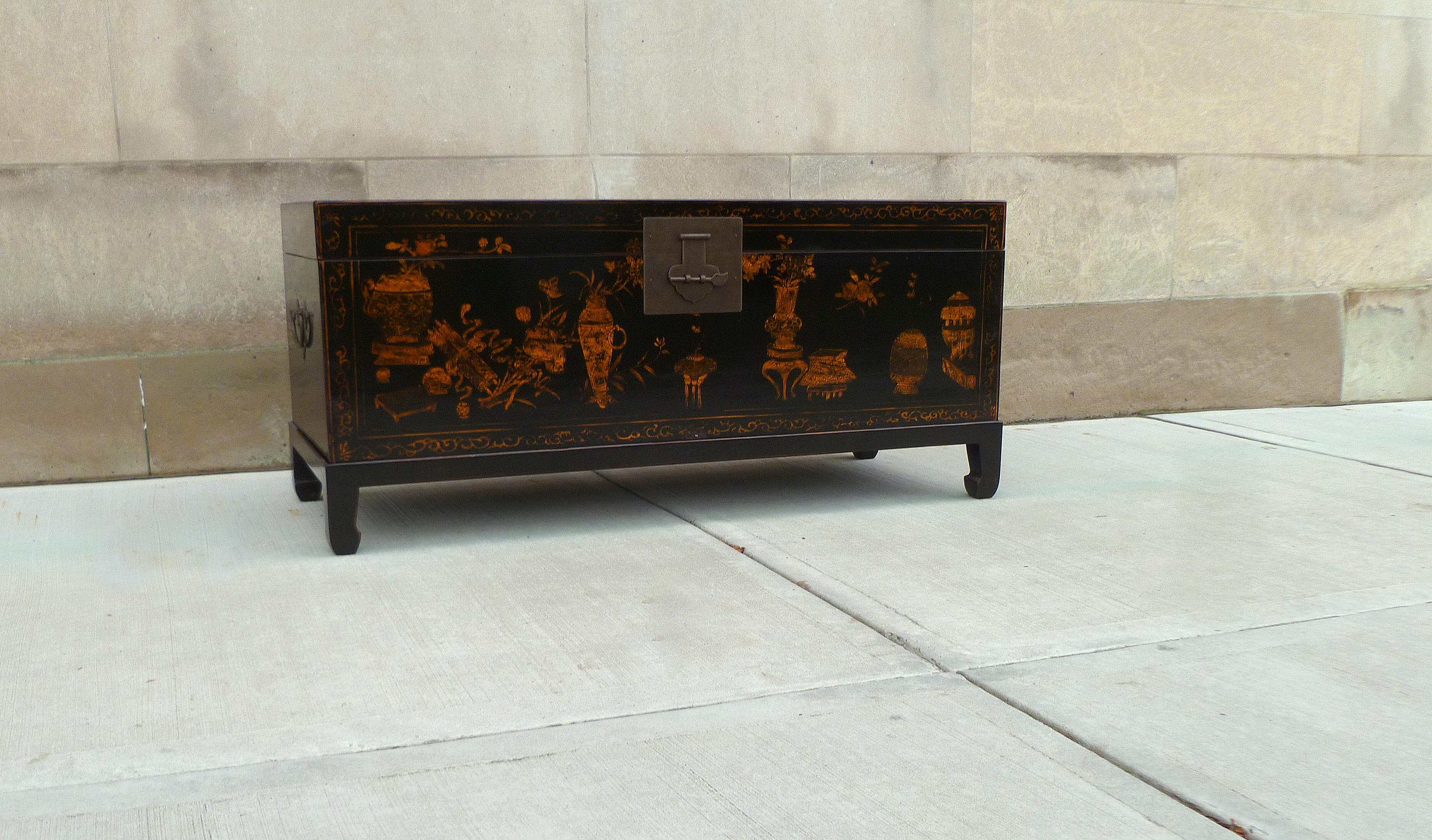 Fine Black Lacquer Trunk with Gilt Motif In Excellent Condition In Greenwich, CT