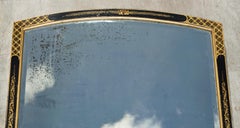 Fine miroir chinois ancien laqué noir en verre plaqué d'origine avec chinoiserie