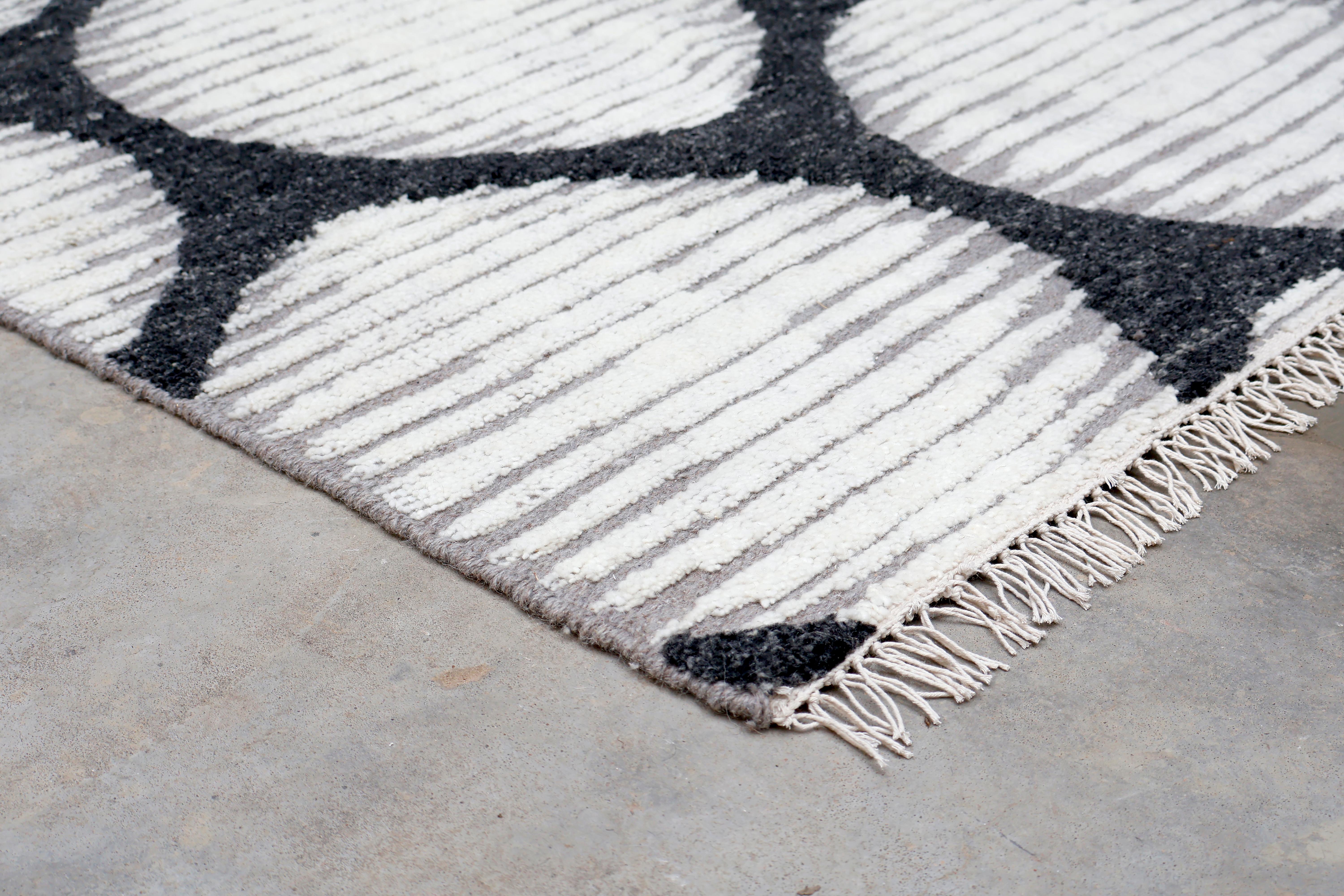 Indien Fine Black & White Modernity High-Low en vente