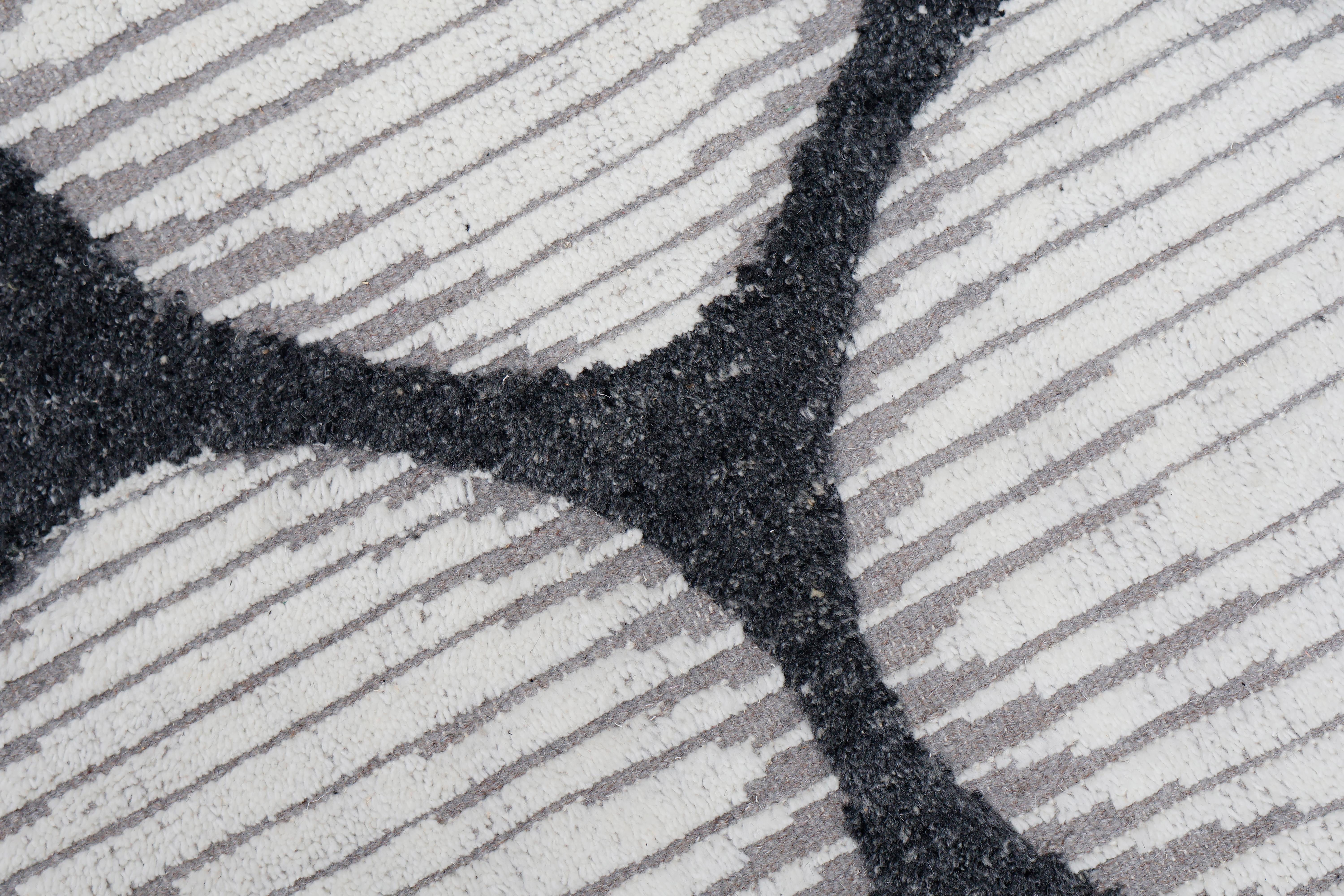 Noué à la main Fine Black & White Modernity High-Low en vente