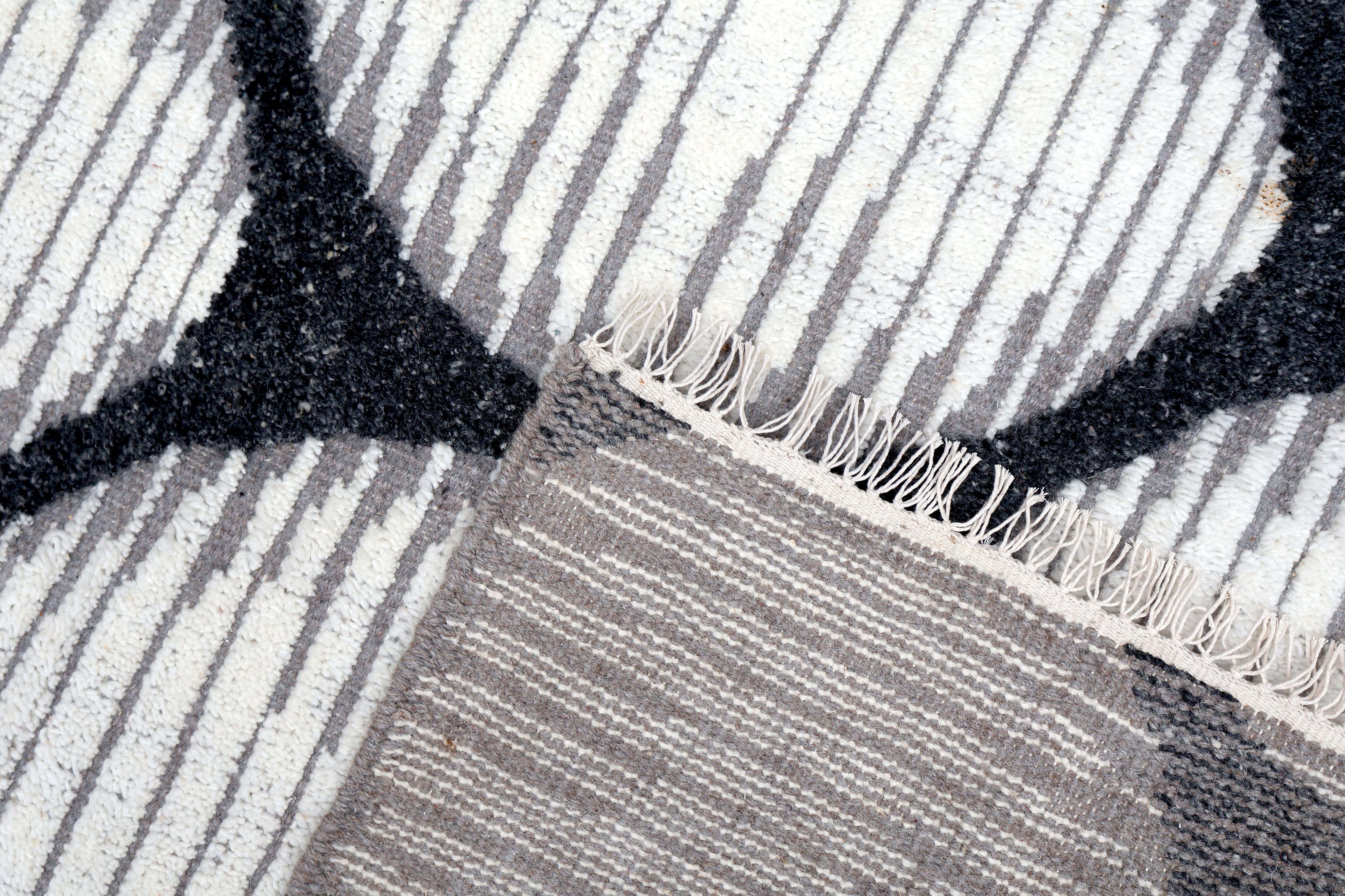 Fine Black & White Modernity High-Low Neuf - En vente à Laguna Hills, CA
