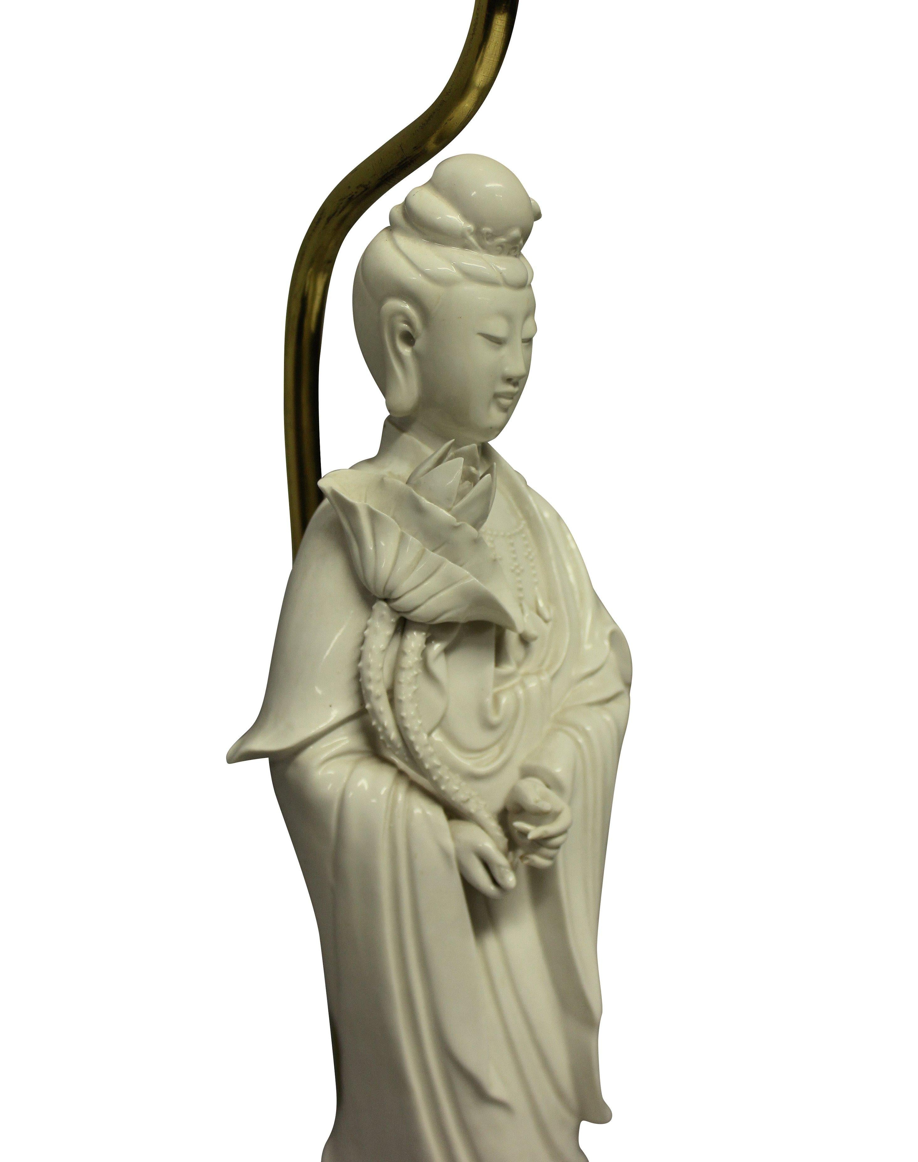 Fina lámpara de mesa francesa de porcelana blanc de chine de estilo oriental. Representa a una dama china de pie sobre una base dorada al agua.