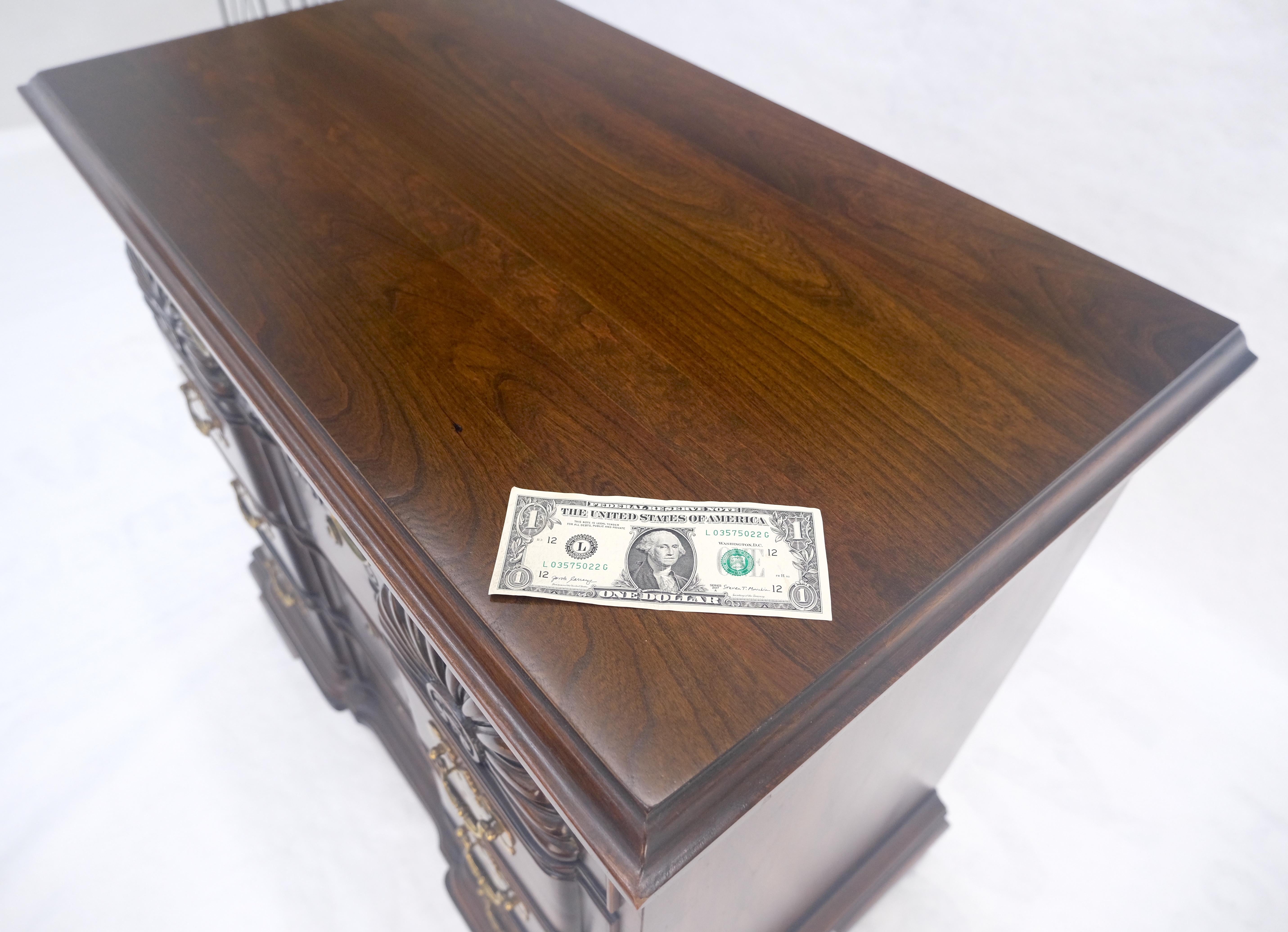 Fine Block Front Scallop Carving 4 Drawers Bachelor Chest Dresser MINT For Sale 5