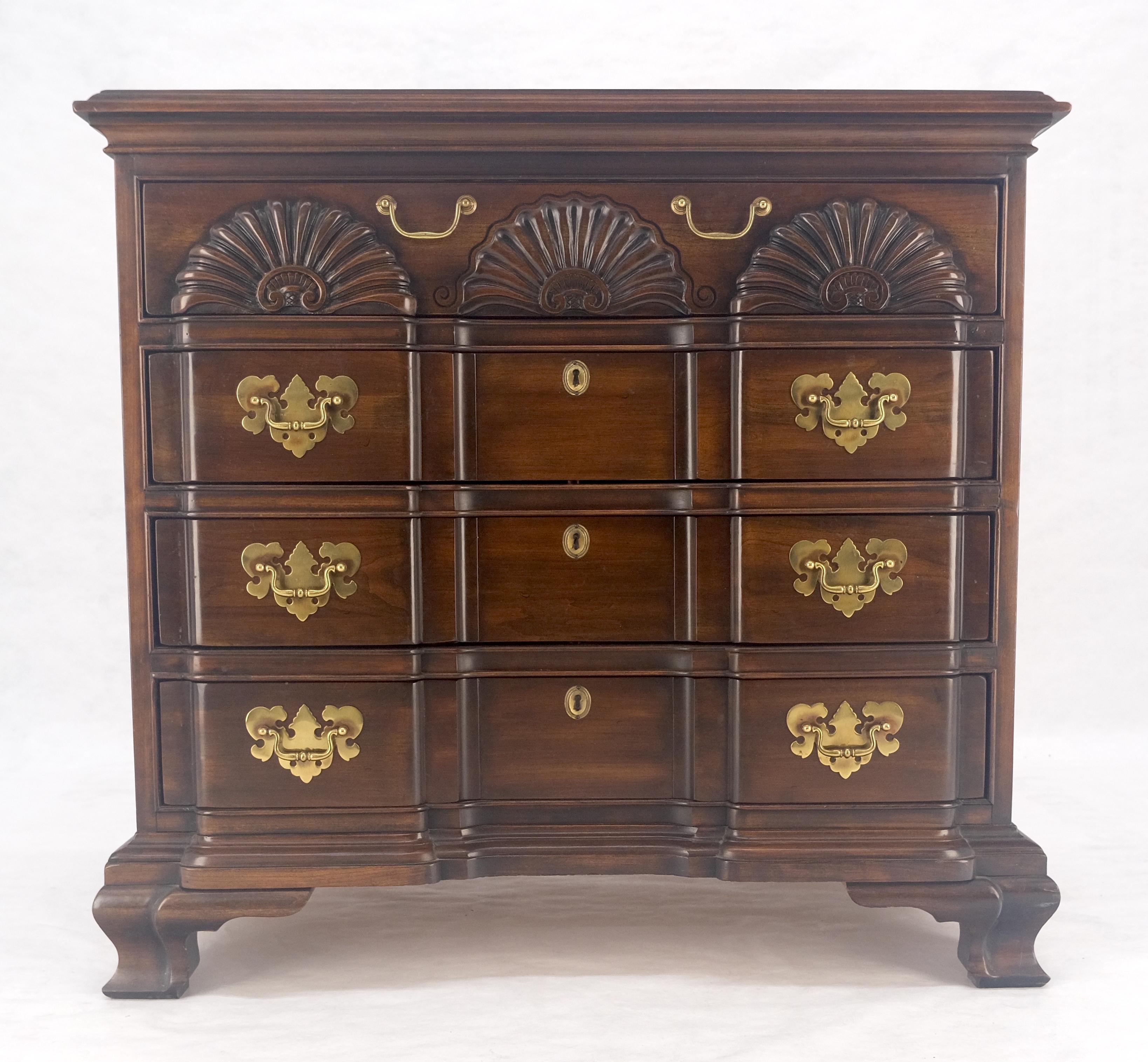 American Fine Block Front Scallop Carving 4 Drawers Bachelor Chest Dresser MINT For Sale