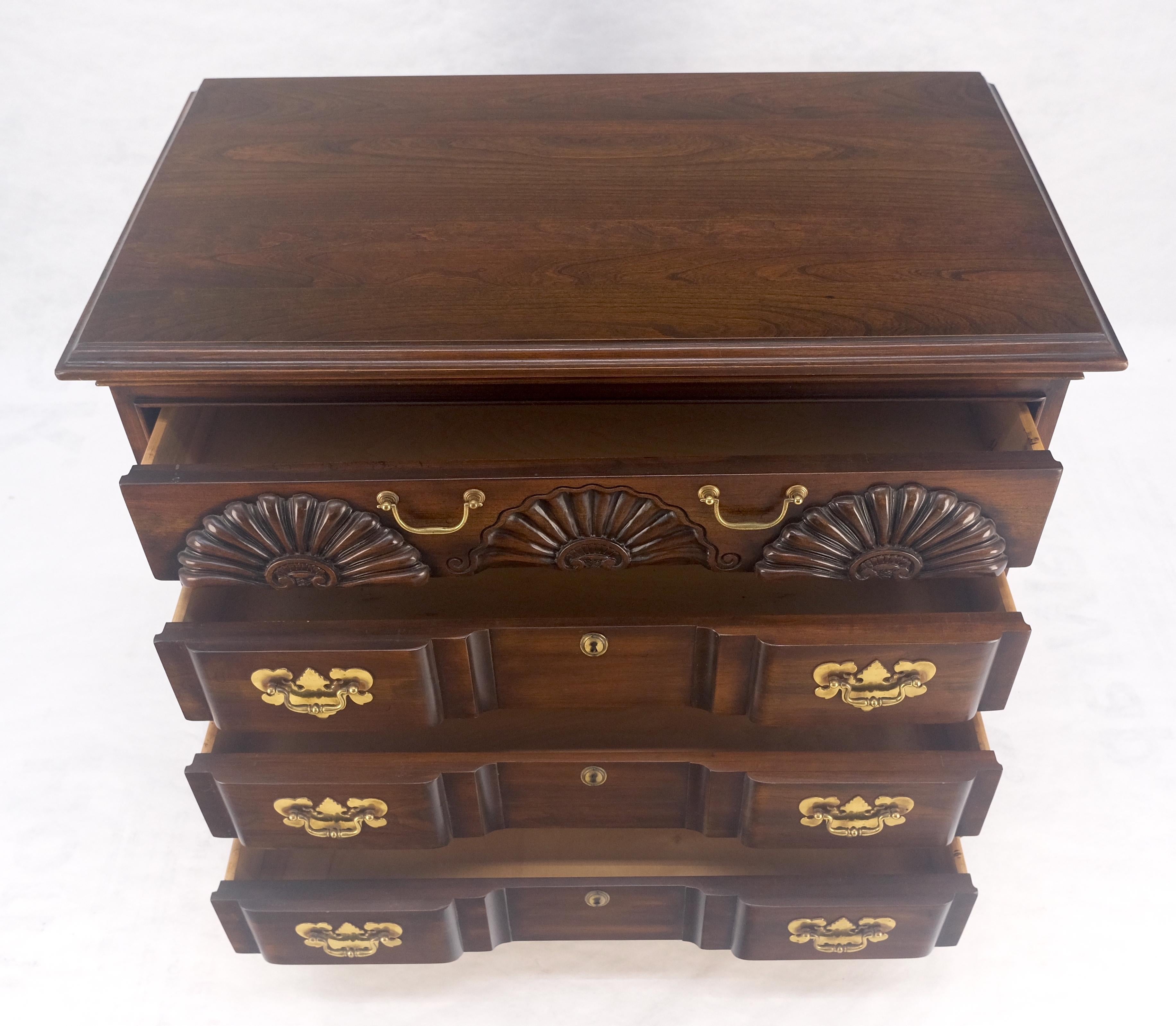 Fine Block Front Scallop Carving 4 Drawers Bachelor Chest Dresser MINT In Good Condition For Sale In Rockaway, NJ