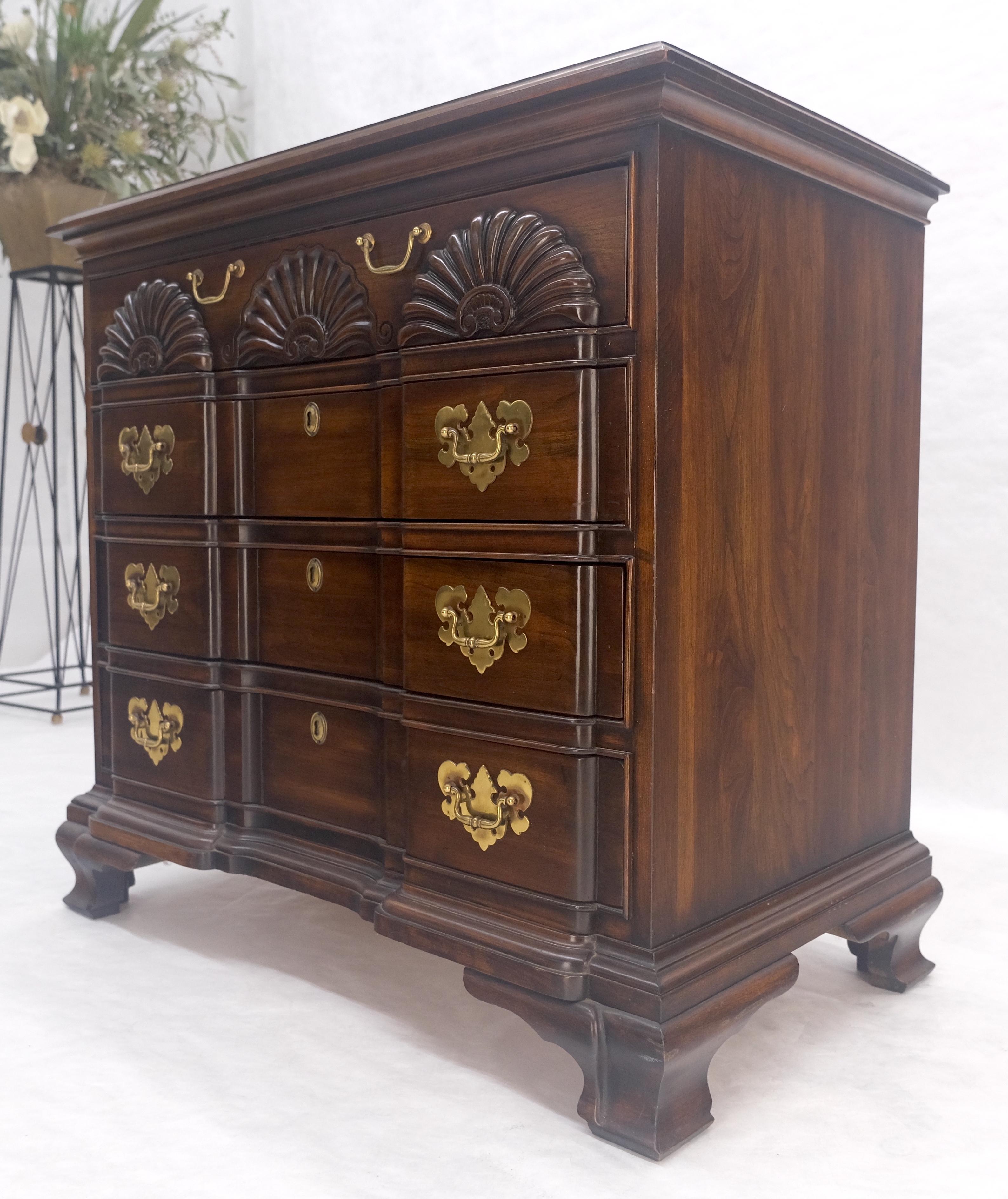 Fine Block Front Scallop Carving 4 Drawers Bachelor Chest Dresser MINT For Sale 1