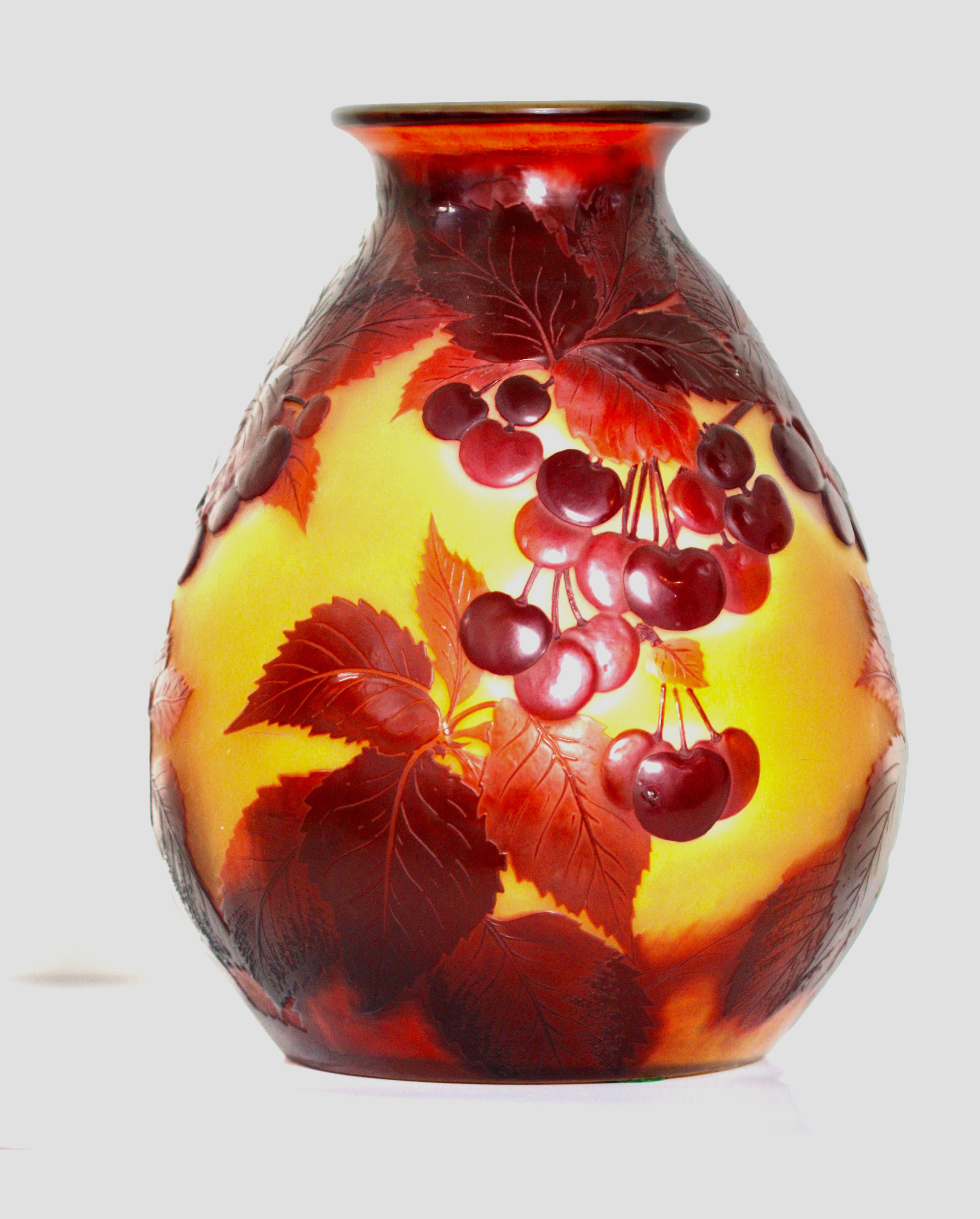 Emile Galle, Français (1846-1904) 
Vase en verre camée 'soufflé', 'Cherry', vers 1900. 
Hauteur 26,67 cm, 
signé en camée Galle.