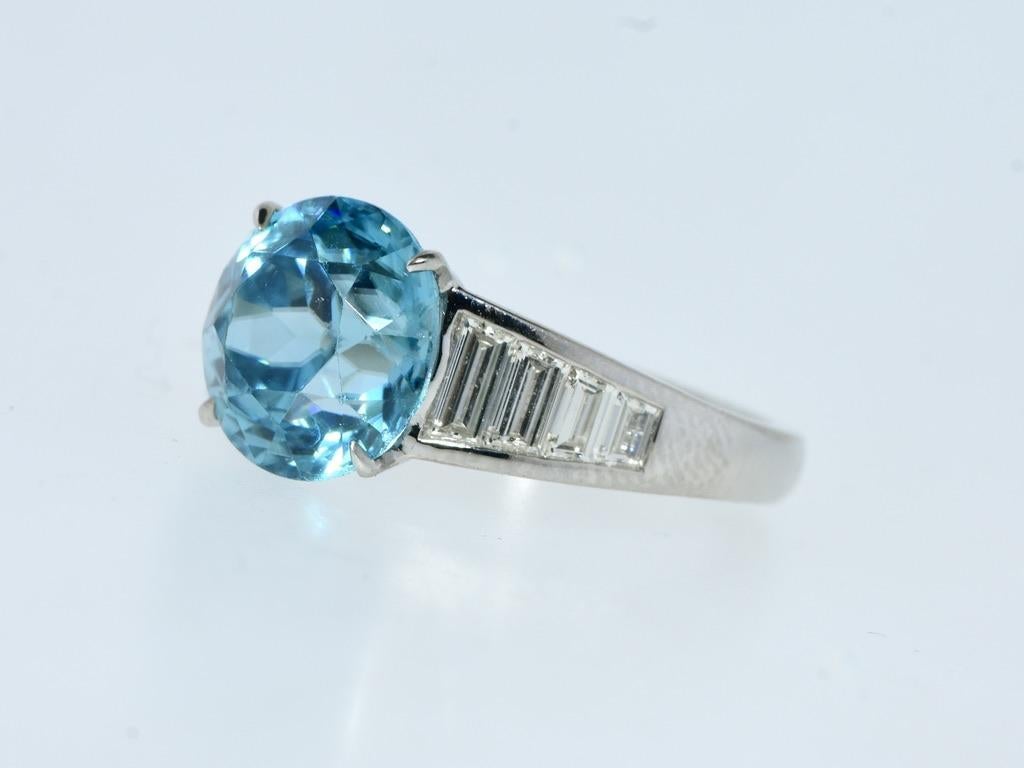 Feiner Ring mit blauem Zirkon und weißem Diamant, Pierre/Famille im Angebot 4