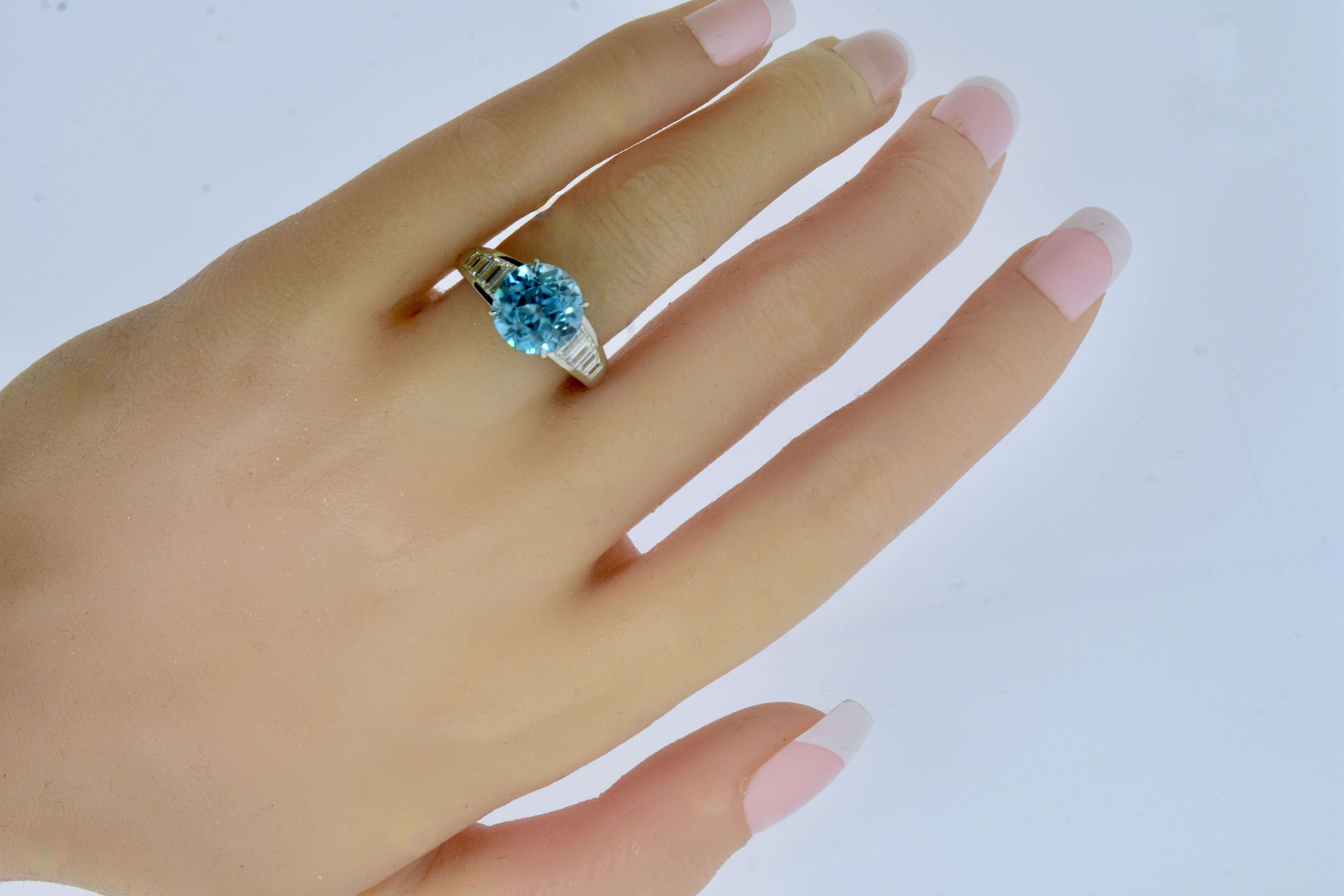 Feiner Ring mit blauem Zirkon und weißem Diamant, Pierre/Famille im Angebot 5