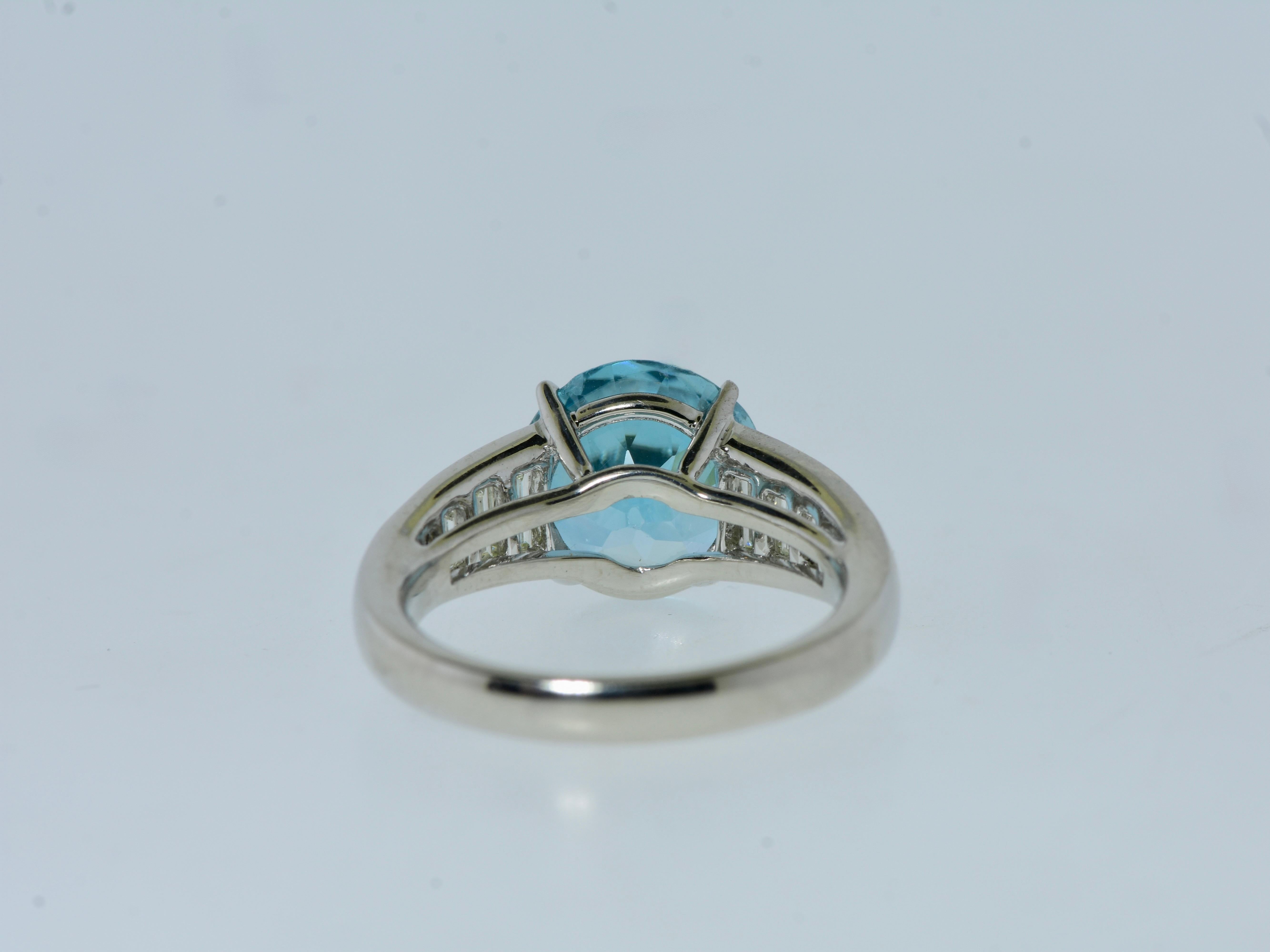Feiner Ring mit blauem Zirkon und weißem Diamant, Pierre/Famille im Angebot 6