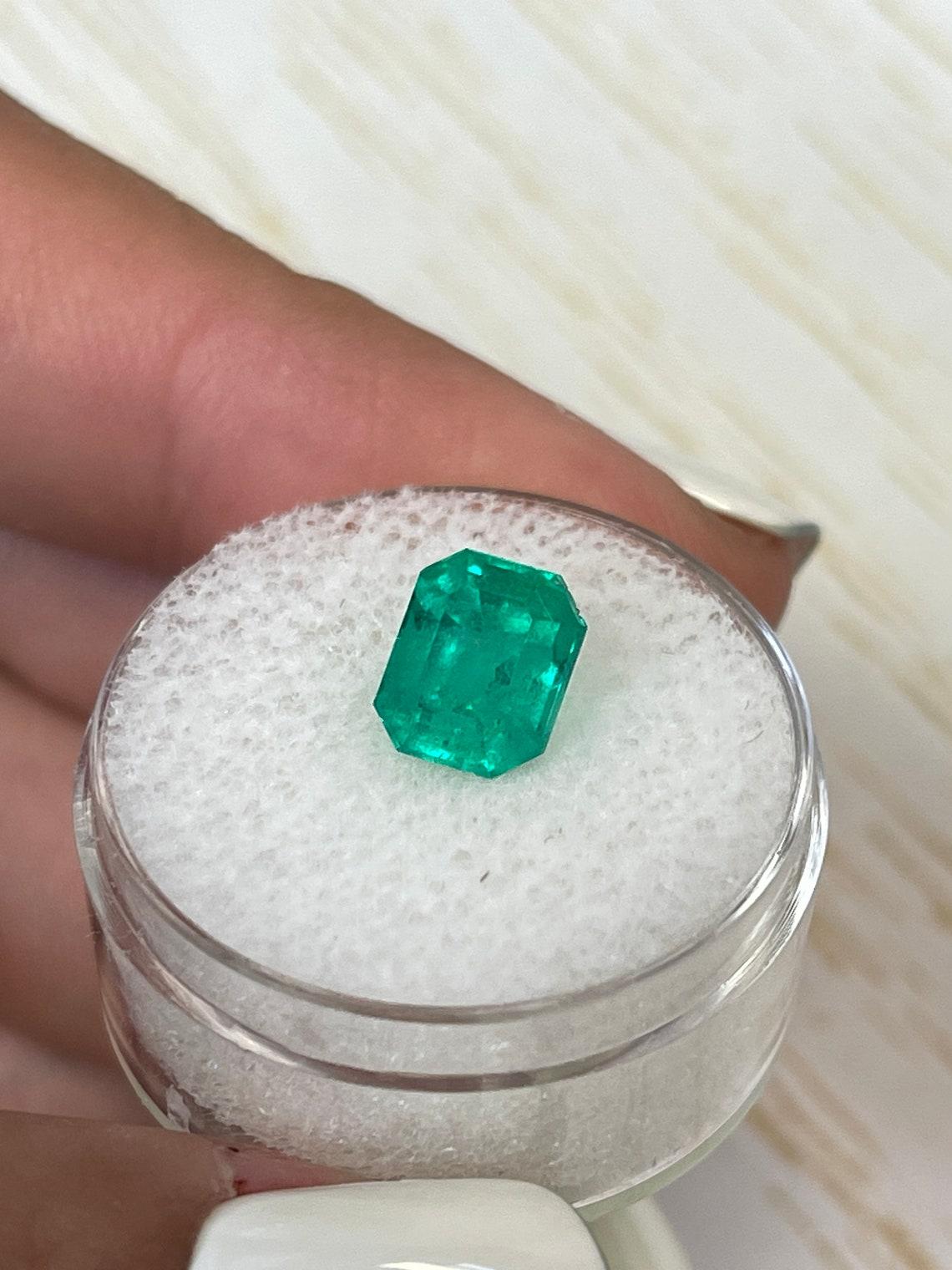 Gema Esmeralda Colombiana Fina Verde Azulada Talla Esmeralda de 2,73 Quilates - Piedra de Nacimiento de Mayo Moderno en venta