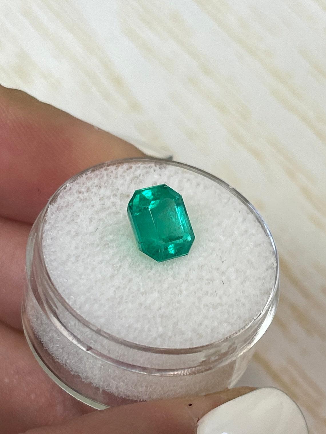 Gema Esmeralda Colombiana Fina Verde Azulada Talla Esmeralda de 2,73 Quilates - Piedra de Nacimiento de Mayo Corte esmeralda en venta