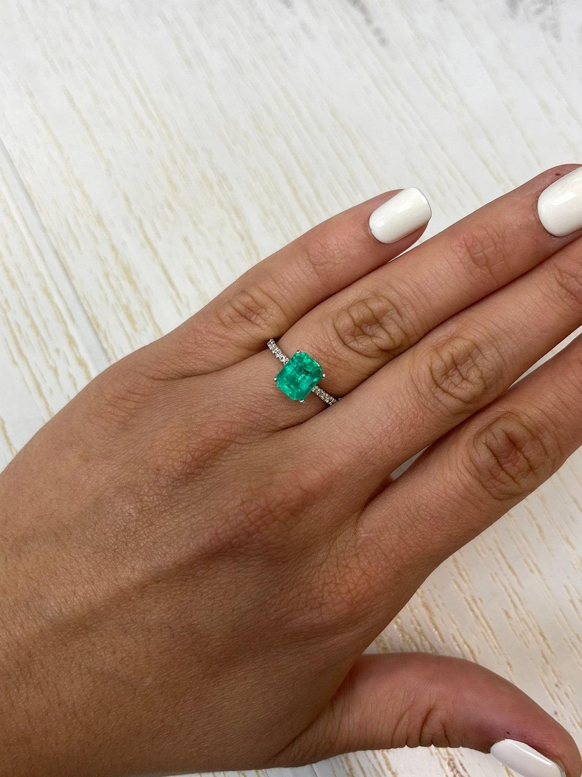 Gema Esmeralda Colombiana Fina Verde Azulada Talla Esmeralda de 2,73 Quilates - Piedra de Nacimiento de Mayo en venta 1