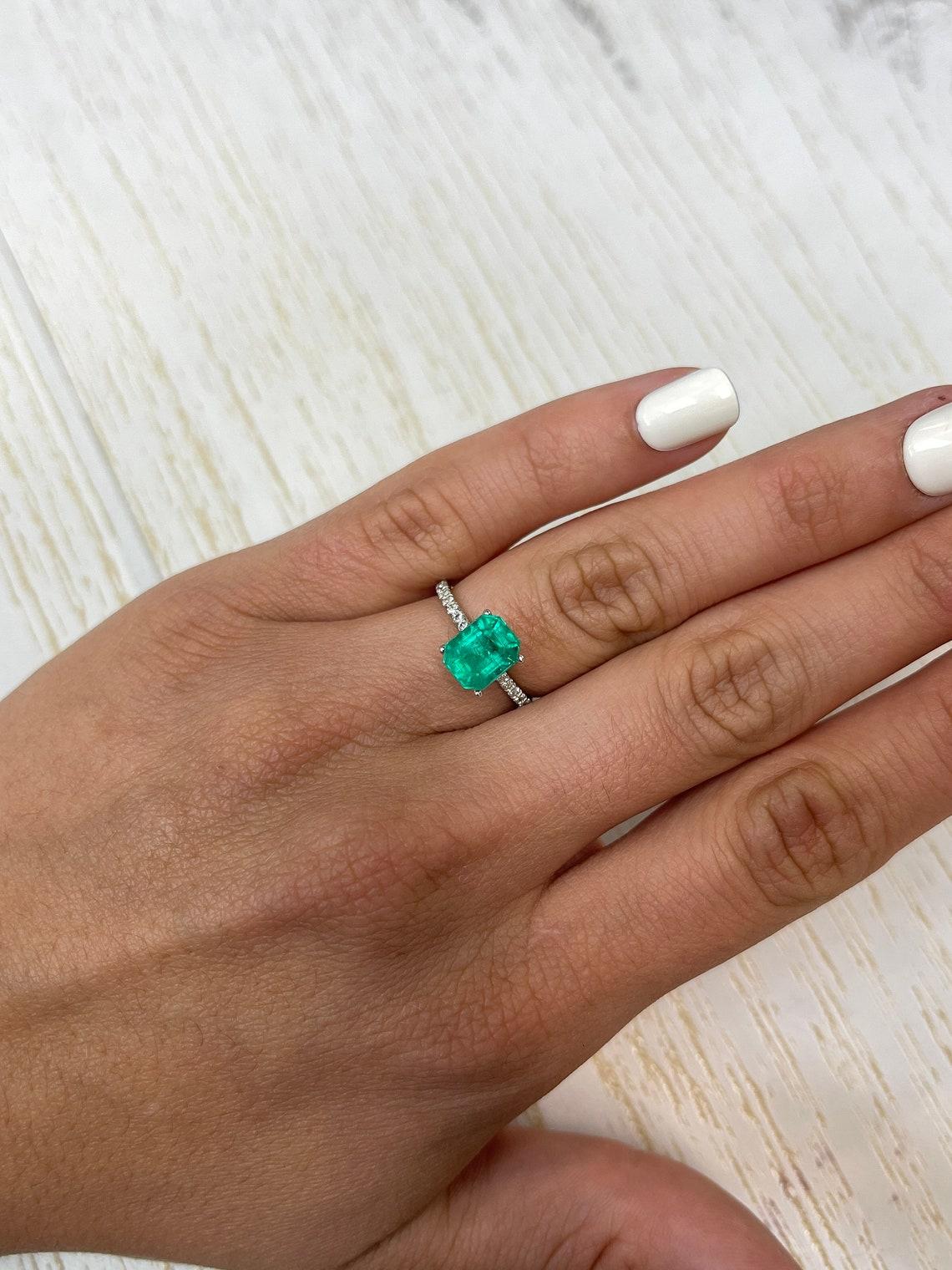 Gema Esmeralda Colombiana Fina Verde Azulada Talla Esmeralda de 2,73 Quilates - Piedra de Nacimiento de Mayo en venta 2