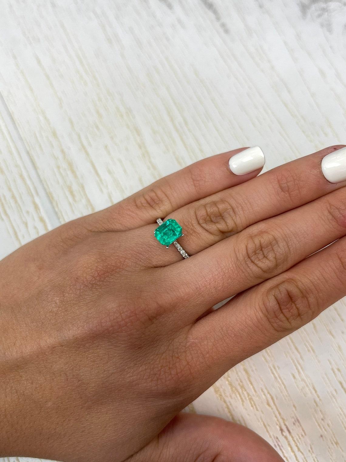 Gema Esmeralda Colombiana Fina Verde Azulada Talla Esmeralda de 2,73 Quilates - Piedra de Nacimiento de Mayo en venta 3