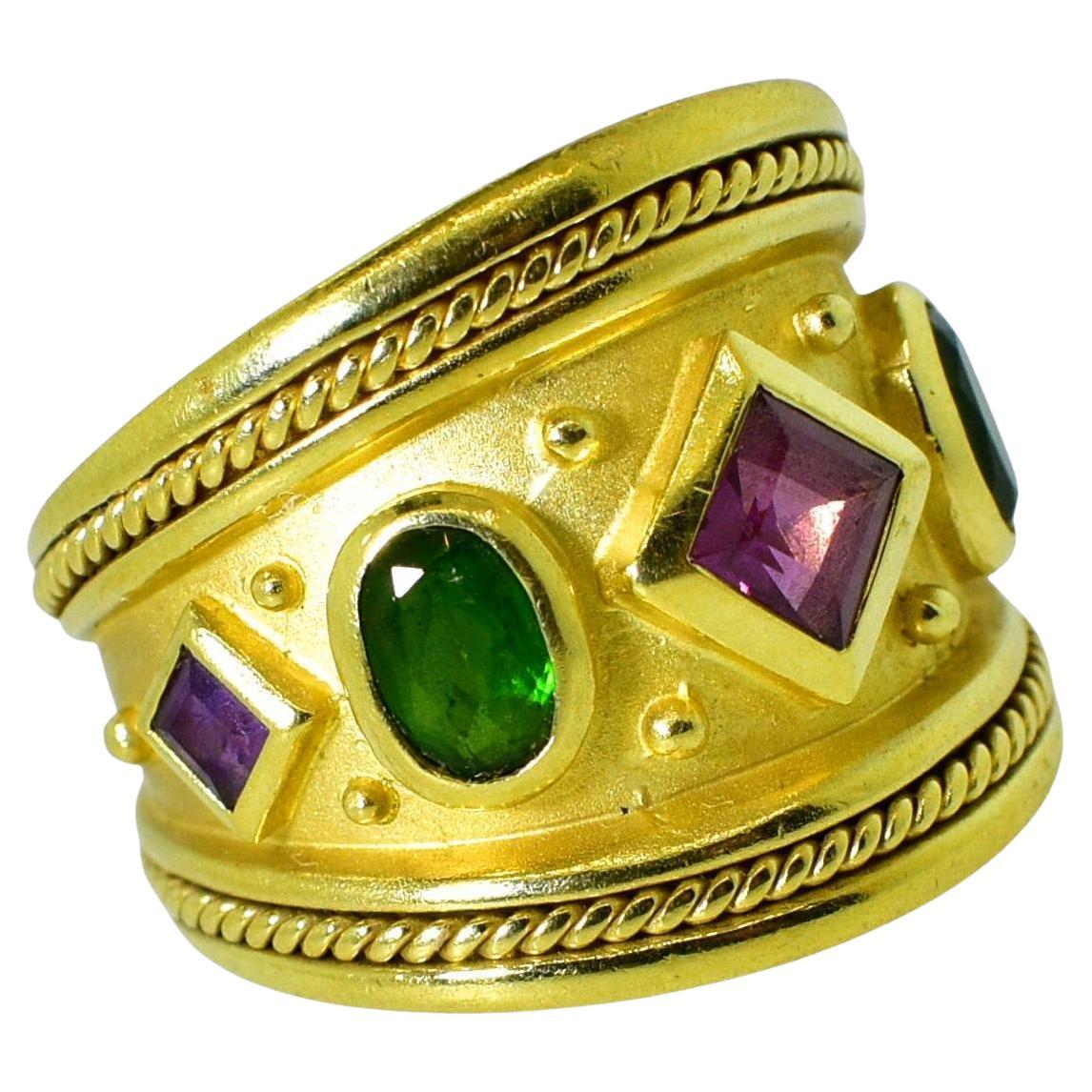 Or 18 carats, 750, possédant au centre une tourmaline rose vif taillée en carré, deux tourmalines ovales vertes et deux améthystes taillées en carré. Cette bague de bonne facture présente à la fois une patine d'un grand poli et une finition mate, 