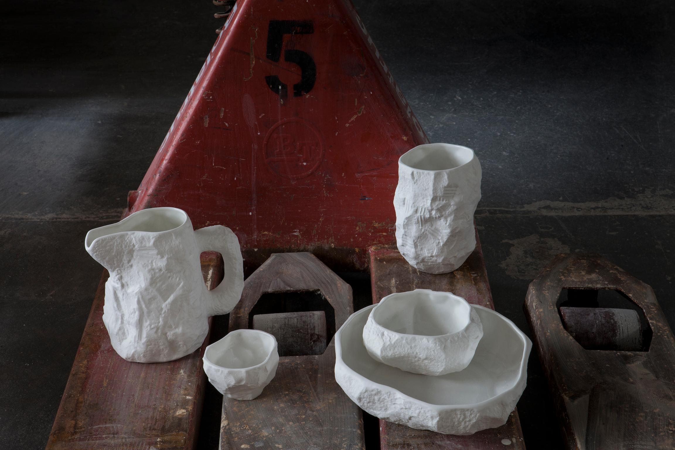 Crockery White, 1882 Ltd. avec Max Lamb. Une collection de vaisselle en porcelaine fine d'os moulée par glissement à partir de modèles en plâtre sculptés à la main, avec un intérieur émaillé pour la fonctionnalité et un extérieur brut reflétant la