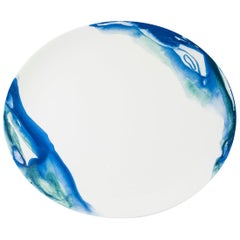Plato llano de porcelana fina, formas orgánicas y delicadas técnicas de acuarela