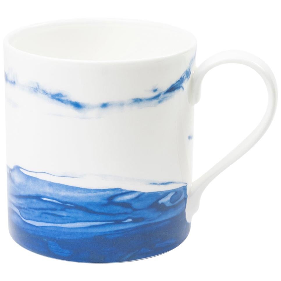 Tasse en porcelaine fine à la cendre d'os aux formes organiques et techniques d'aquarelle délicates