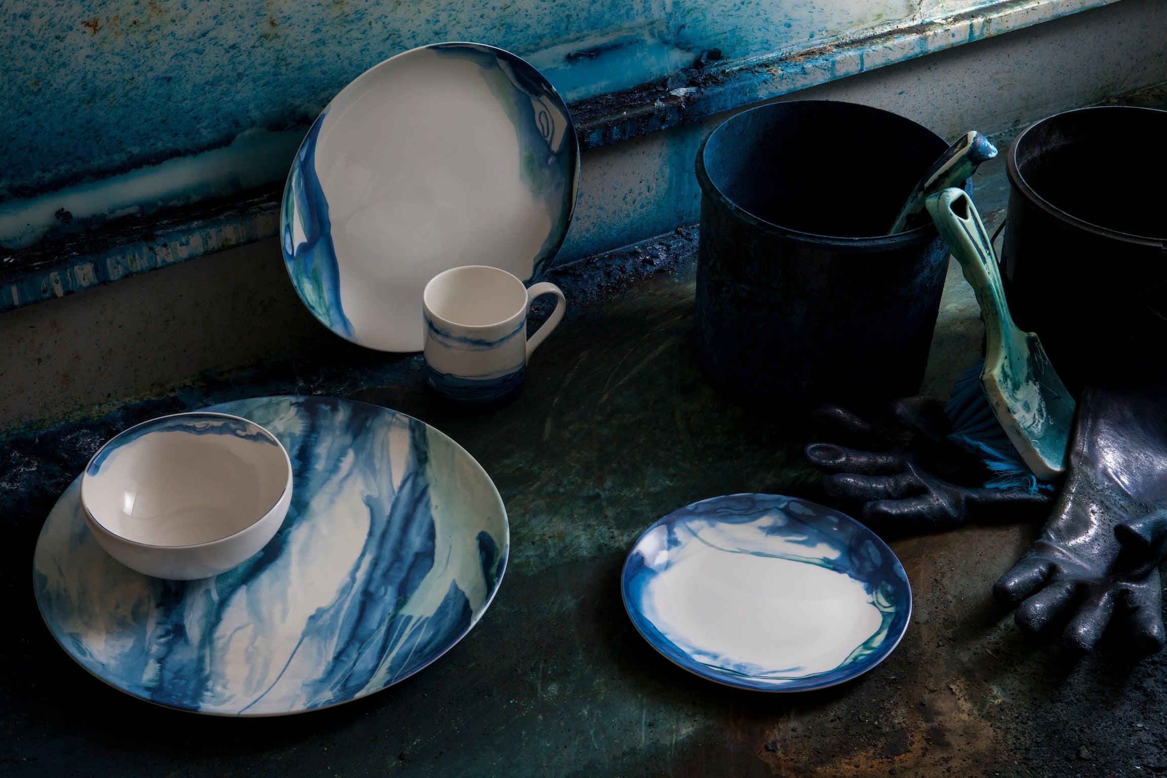 Britannique Bol à pâtes en porcelaine fine à la cendre d'os avec formes organiques et techniques d'aquarelle délicates en vente