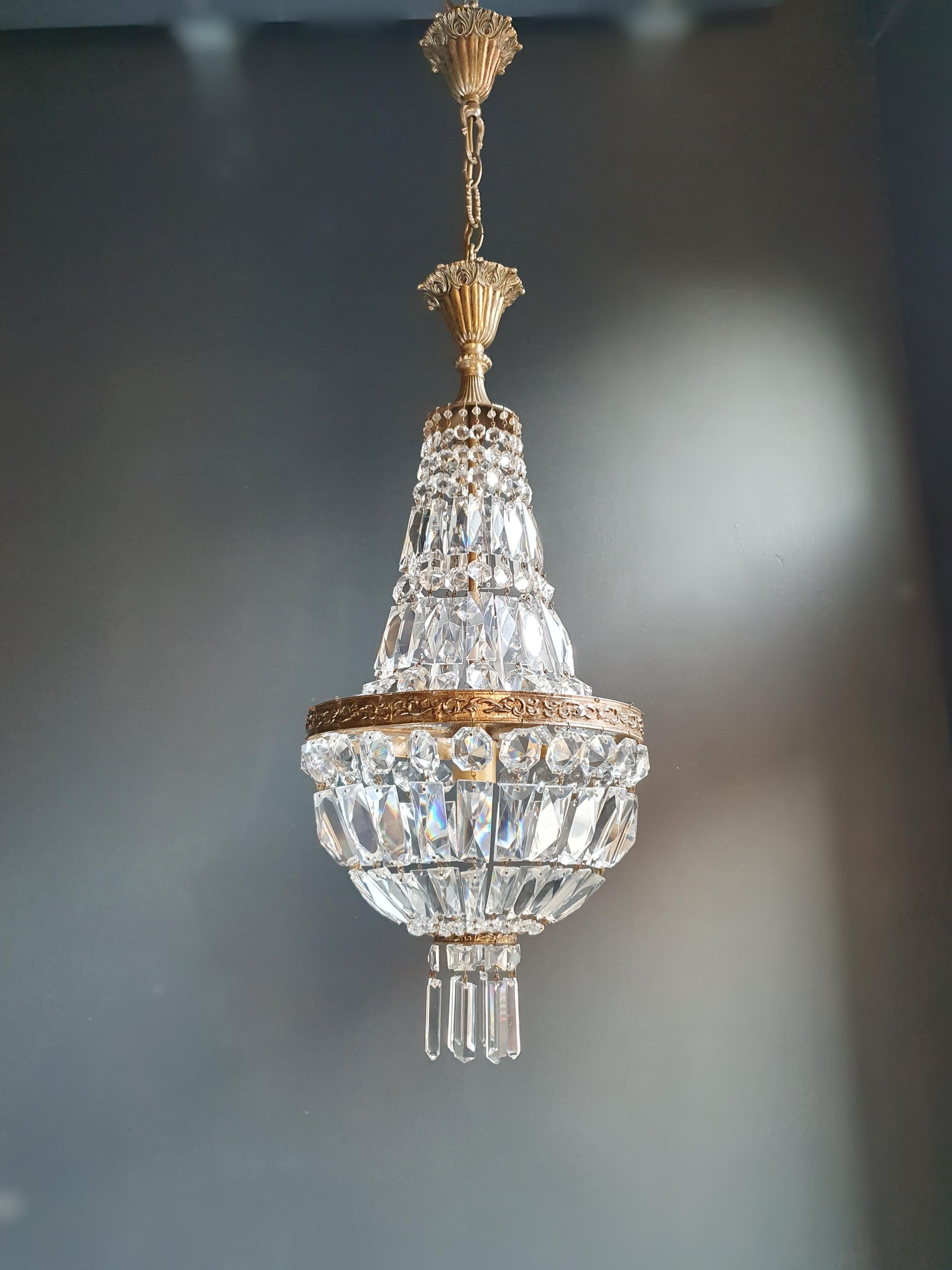 Cabling and sockets completely renewed. Crystal hand knotted
Measures: Total height 90 cm, height without chain 70cm, diameter 30 cm, weight (approximately) 6 kg.

Number of lights: One-light bulb sockets: E27

Fine brass Empire Sac a pearl