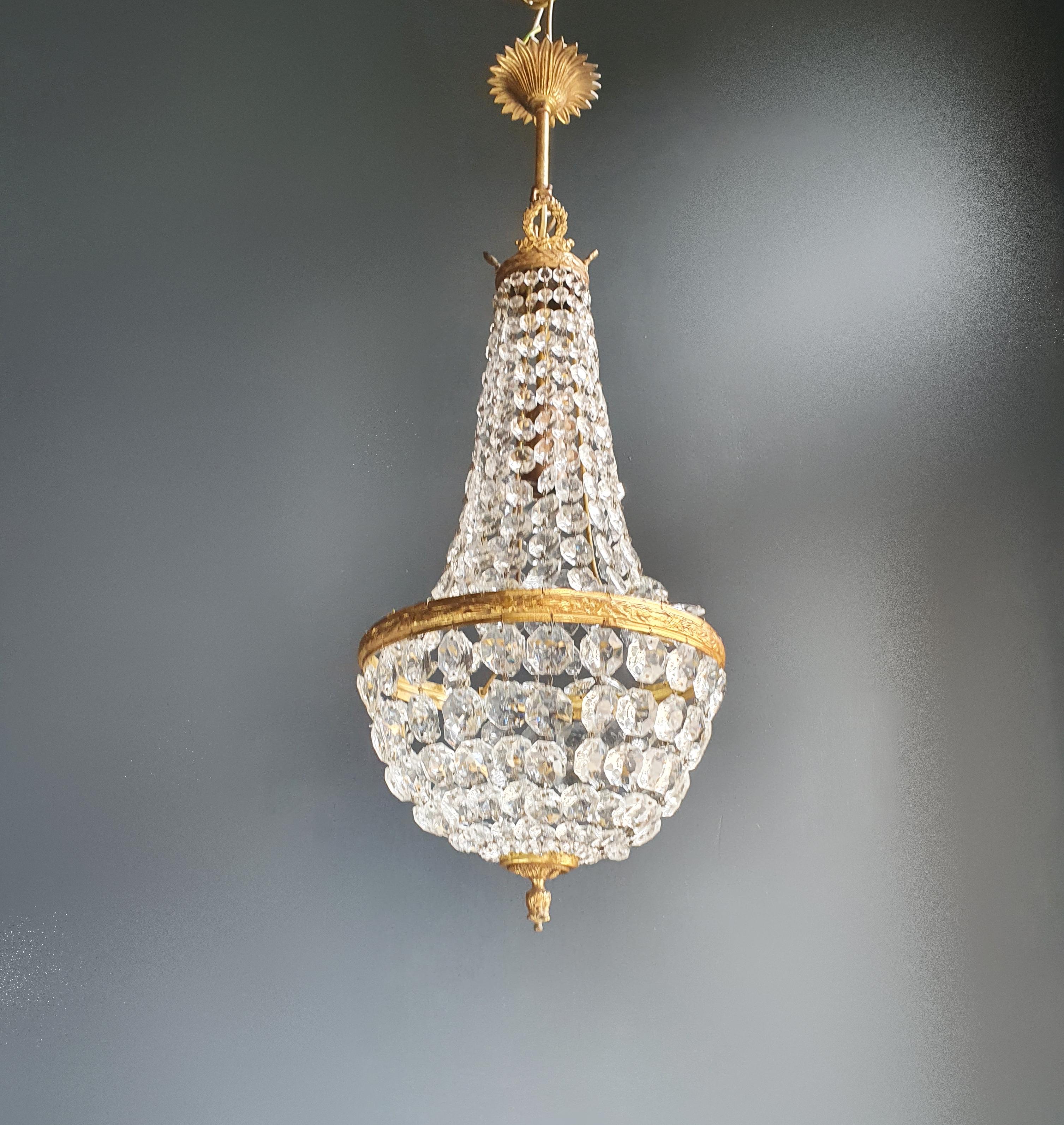 Cabling and sockets completely renewed. Crystal hand knotted
Measures: Total height 70 cm, without chain 55 cm, diameter 25 cm, weight (approximately) 4 kg.

Number of lights: One-light bulb sockets: E27

Fine brass Empire Sac a pearl