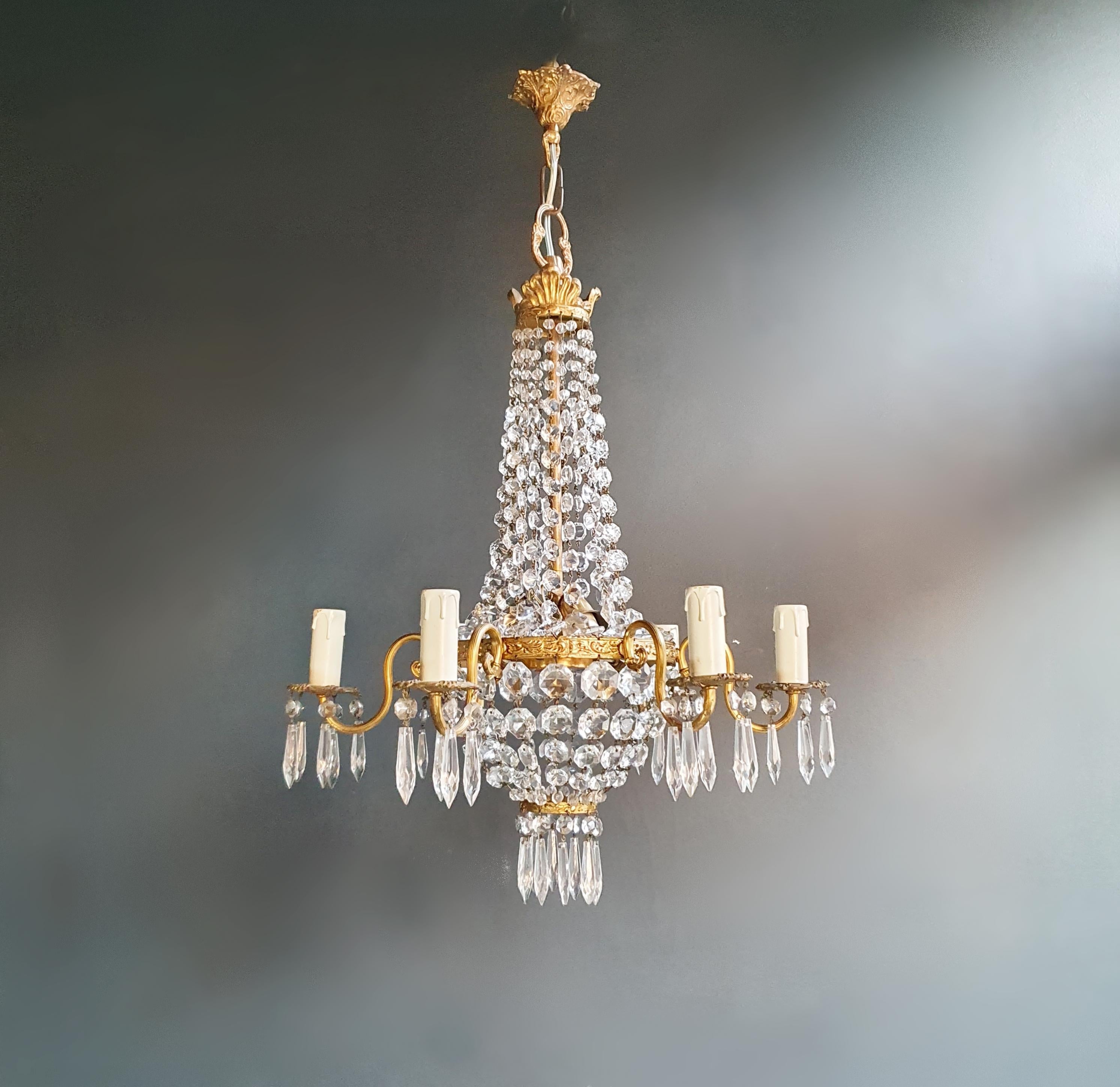 Cabling and sockets completely renewed. Crystal hand knotted
Measures: Total height 80 cm, without chain 60 cm, diameter 47 cm, weight (approximately) 4 kg.

Number of lights: 9-light bulb sockets: E14

Fine brass Empire Sac a pearl chandelier