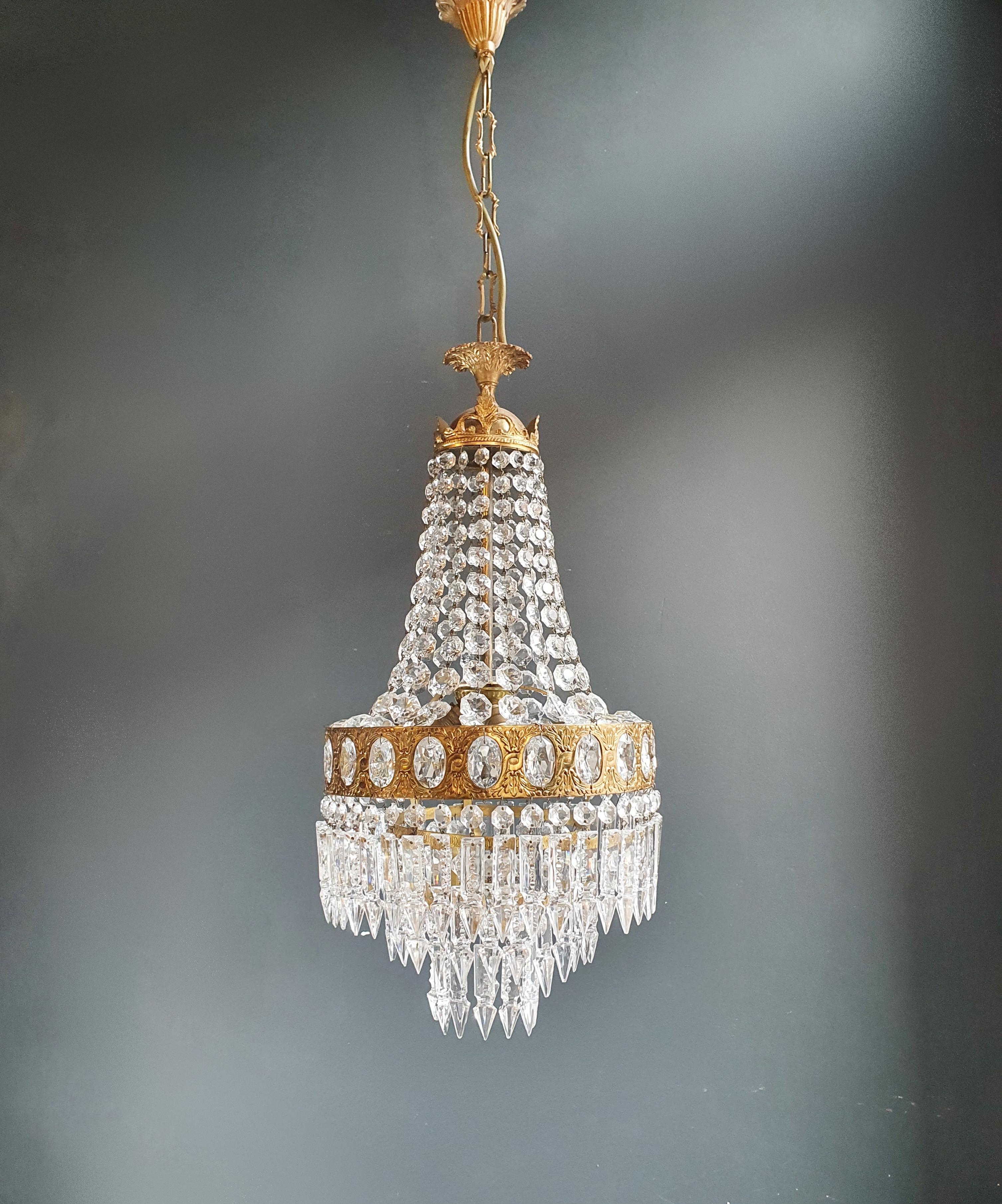 Cabling and sockets completely renewed. Crystal hand knotted
Measures: Total height 95 cm, without chain 65 cm, diameter 28 cm, weight (approximately) 7 kg.

Number of lights: 4-light bulb sockets: E14

Fine brass Empire Sac a pearl chandelier