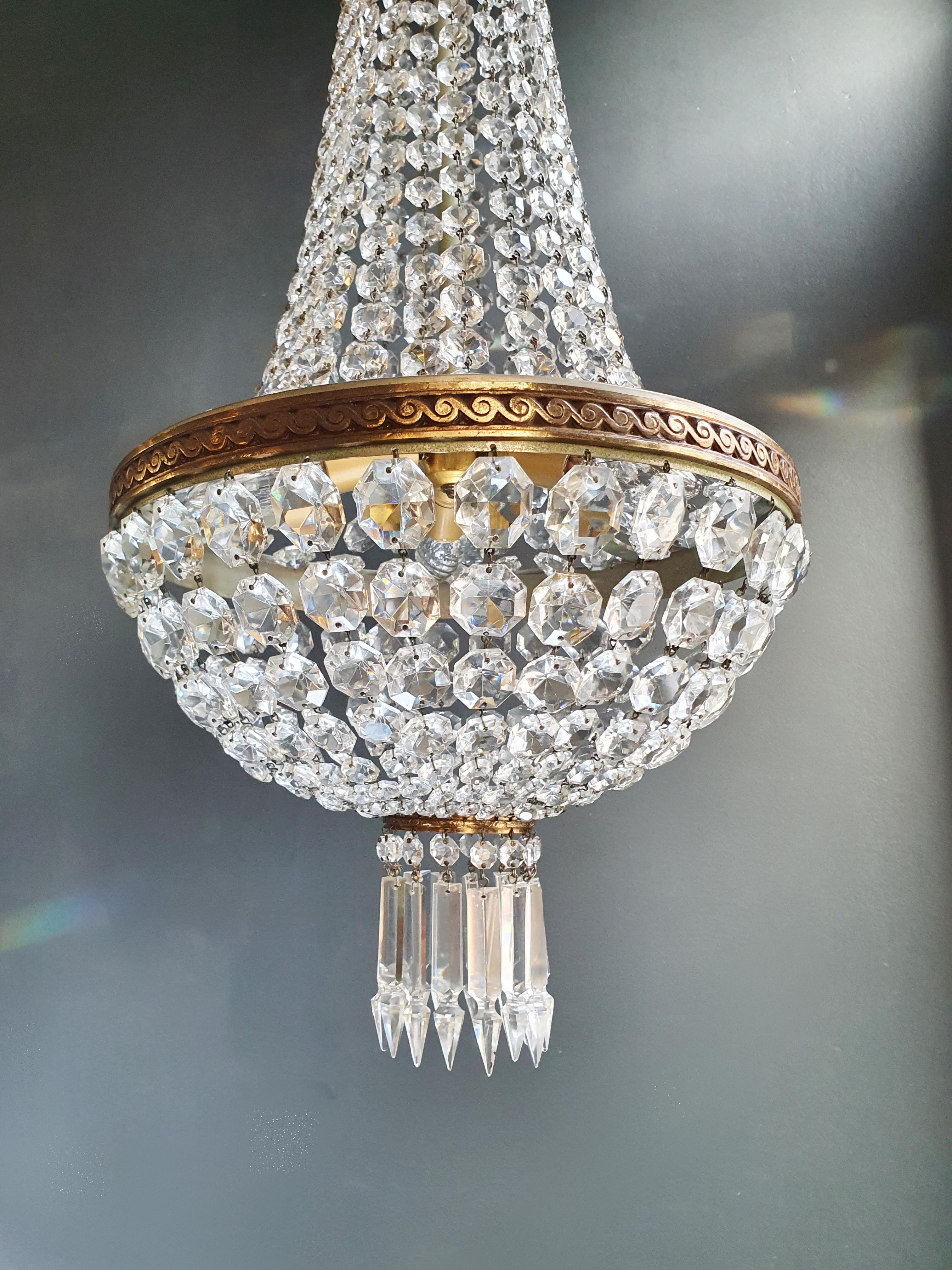 Cabling and sockets completely renewed. Crystal hand knotted
Measures: Total height 130 cm, without chain 90 cm, diameter 35 cm, weight (approximately) 6 kg.

Number of lights: 3-light bulb sockets: E14

Fine brass Empire sac a pearl chandelier