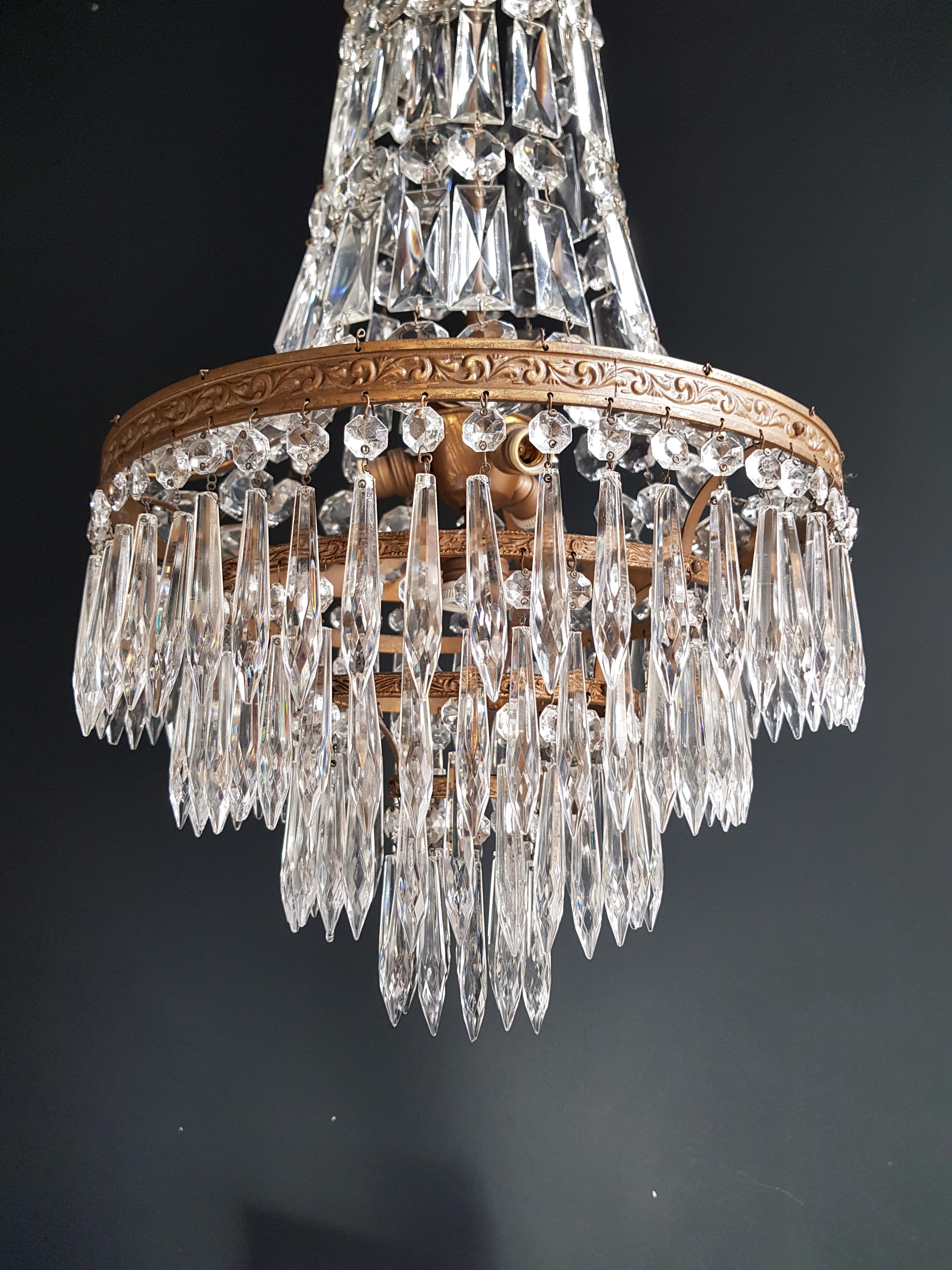 Exquisite Antique Empire Crystal Chandelier - A Fine Brass Sac à Perles Design

Presenting a true masterpiece: an antique Empire crystal chandelier adorned with delicate brass and the timeless elegance of a sac à perles design.

Expert Restoration