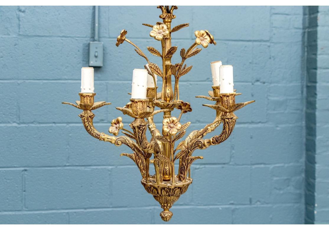 Lampadario in ottone decorato con fiori in vendita 4