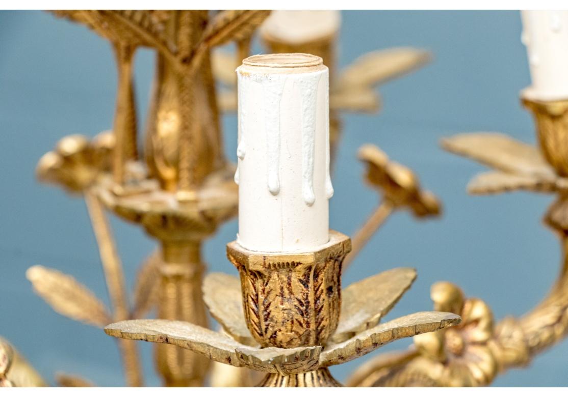 Lampadario in ottone decorato con fiori in vendita 5