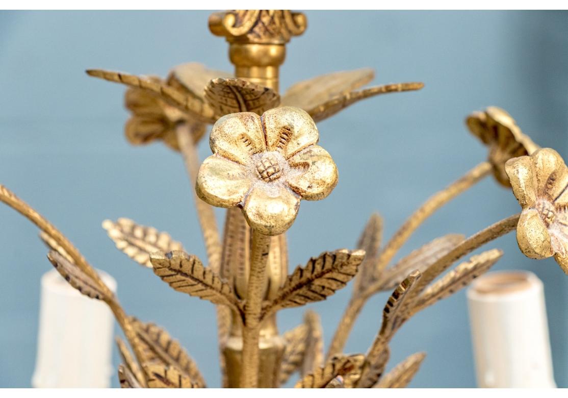 Hollywood Regency Lampadario in ottone decorato con fiori in vendita