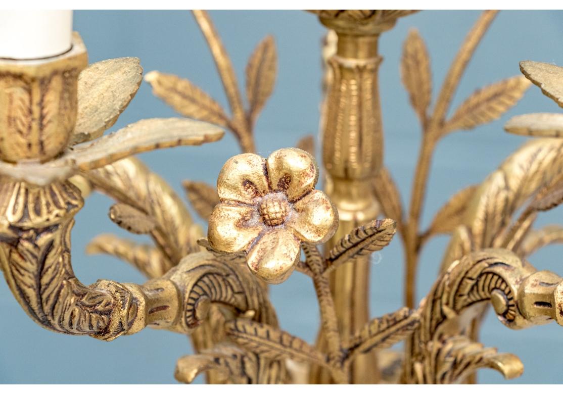 Lampadario in ottone decorato con fiori in vendita 2