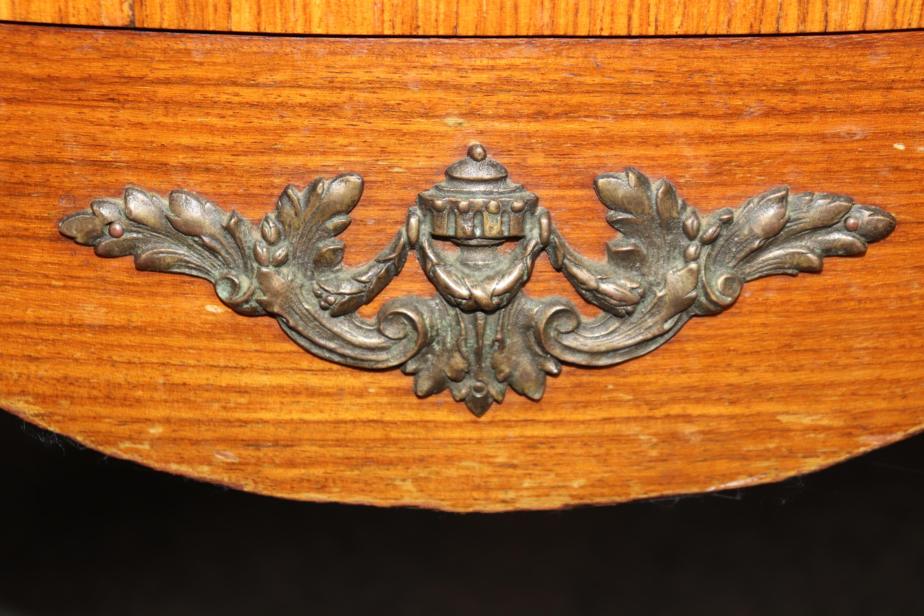 Commodo francese Luigi XV con piano in marmo di breccia e montatura in bronzo CIRCA 1920 in vendita 5