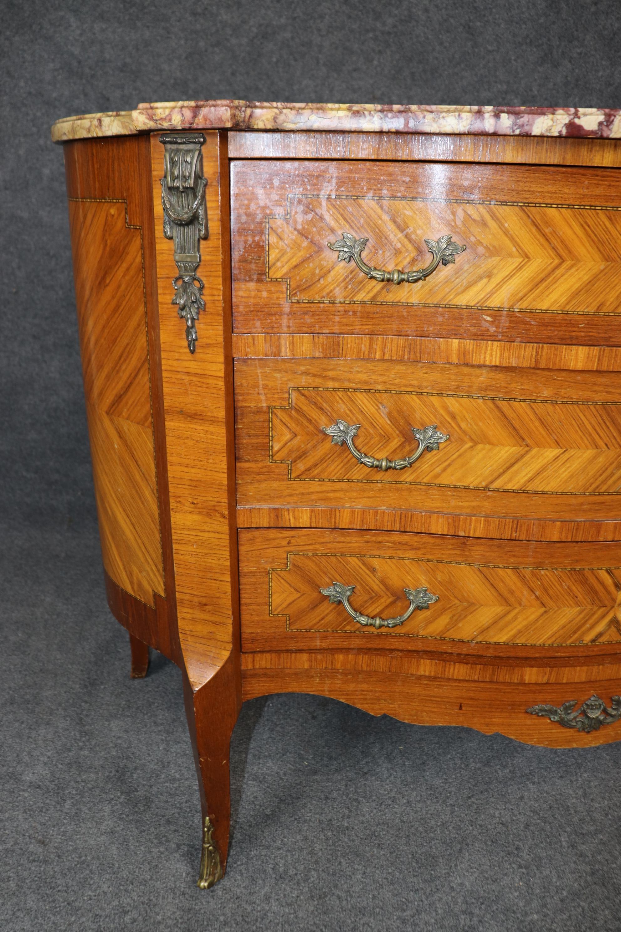 Commodo francese Luigi XV con piano in marmo di breccia e montatura in bronzo CIRCA 1920 in vendita 6