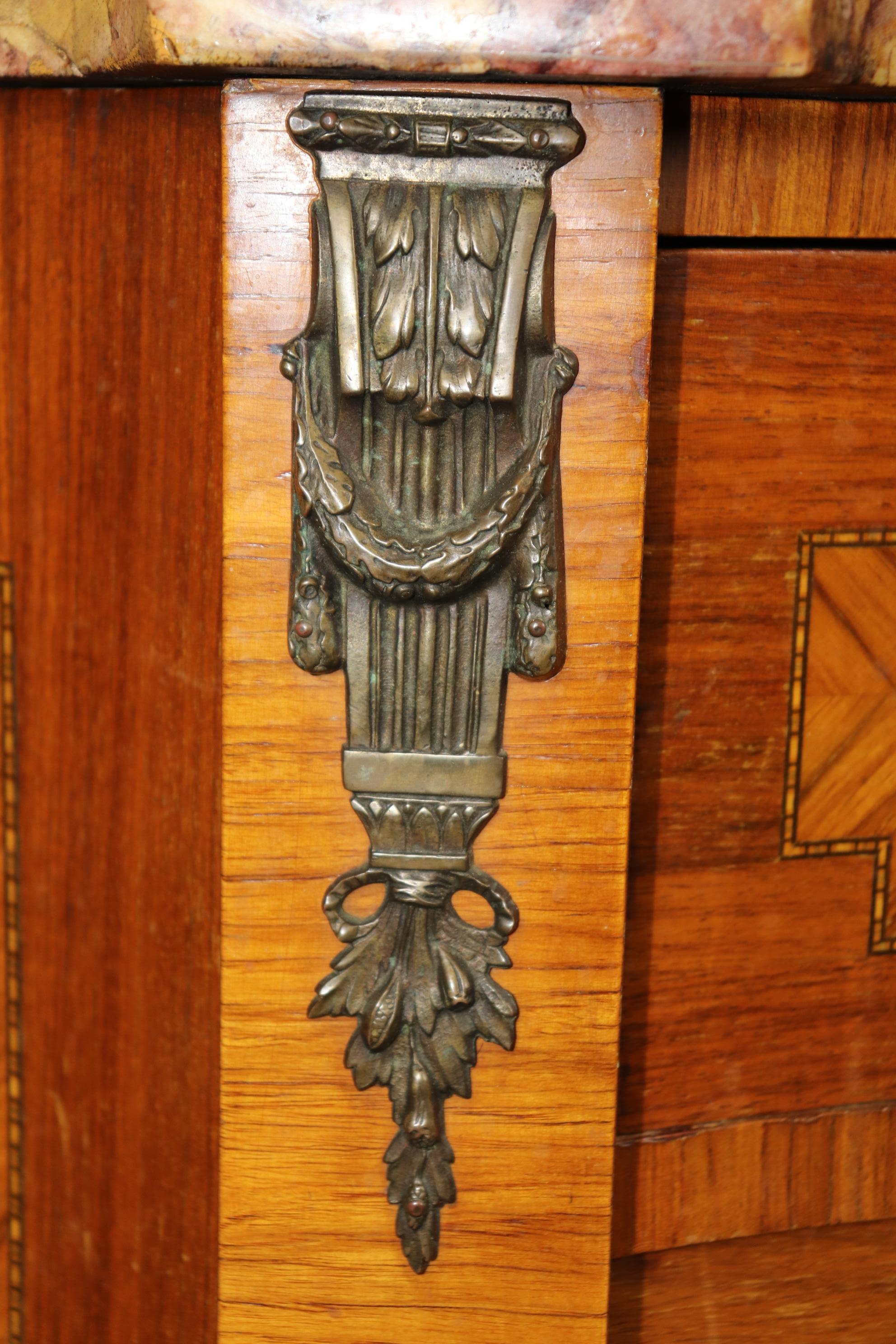 Francese Commodo francese Luigi XV con piano in marmo di breccia e montatura in bronzo CIRCA 1920 in vendita