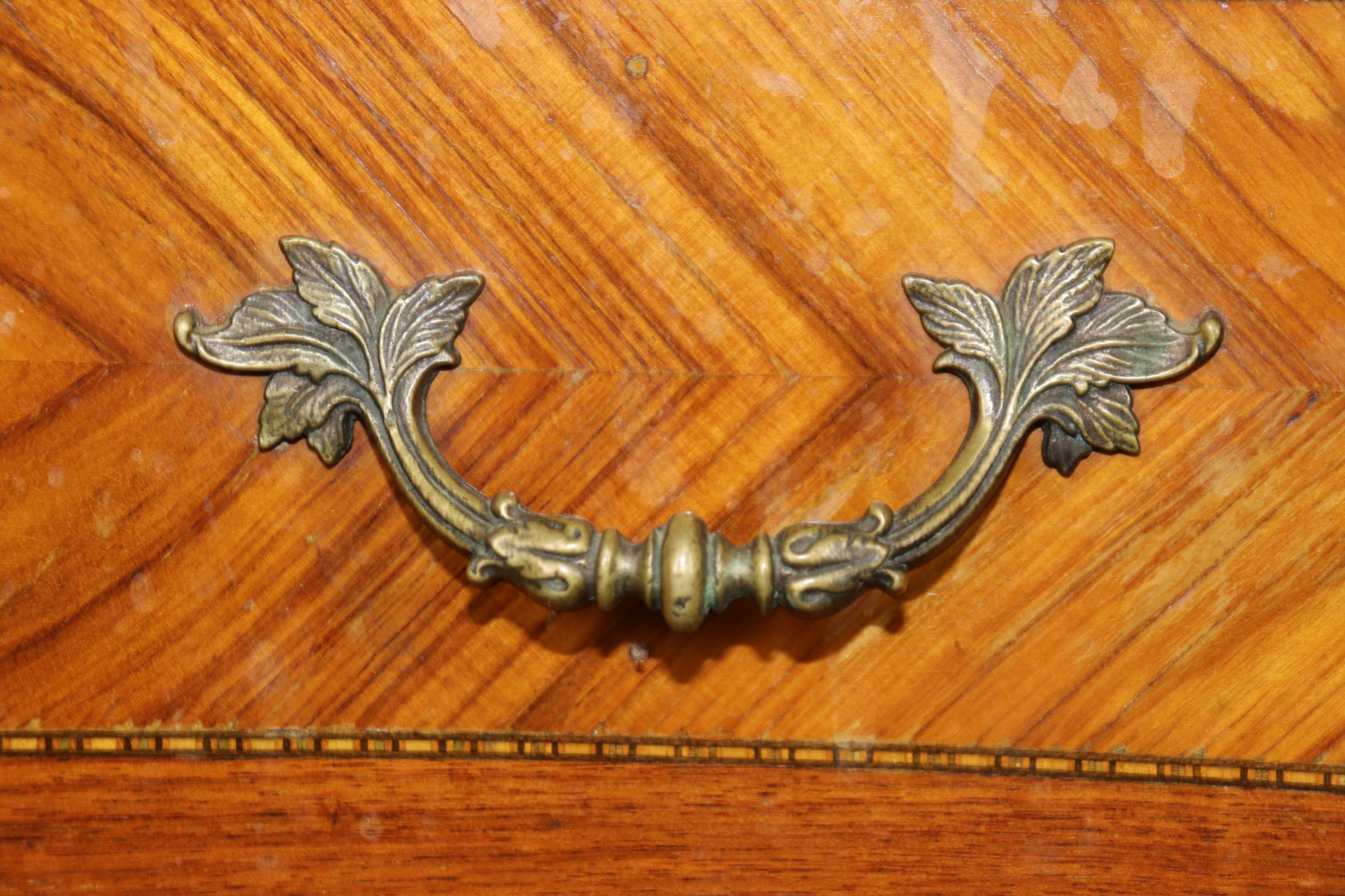 Commodo francese Luigi XV con piano in marmo di breccia e montatura in bronzo CIRCA 1920 In condizioni buone in vendita a Swedesboro, NJ