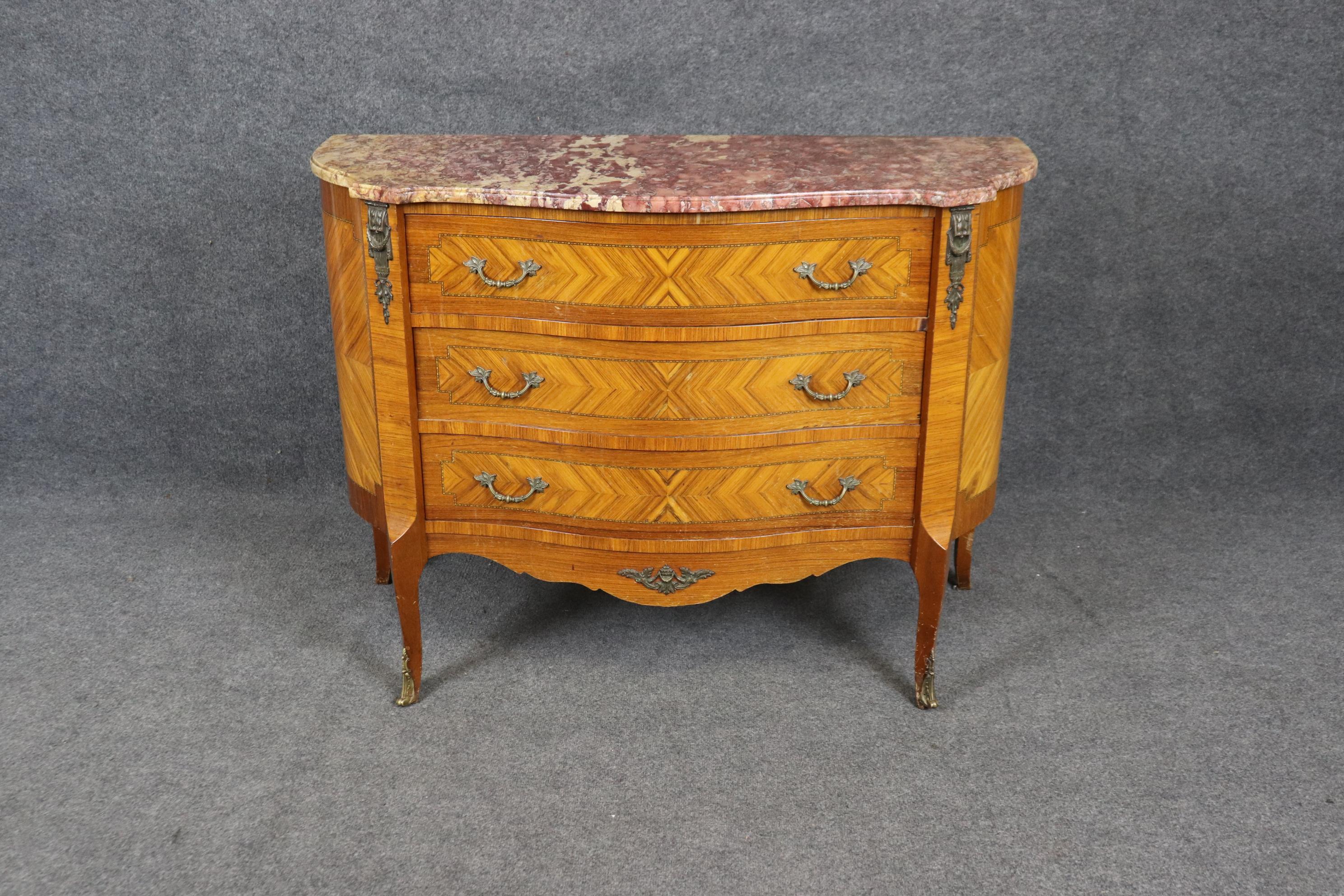 Inizio XX secolo Commodo francese Luigi XV con piano in marmo di breccia e montatura in bronzo CIRCA 1920 in vendita