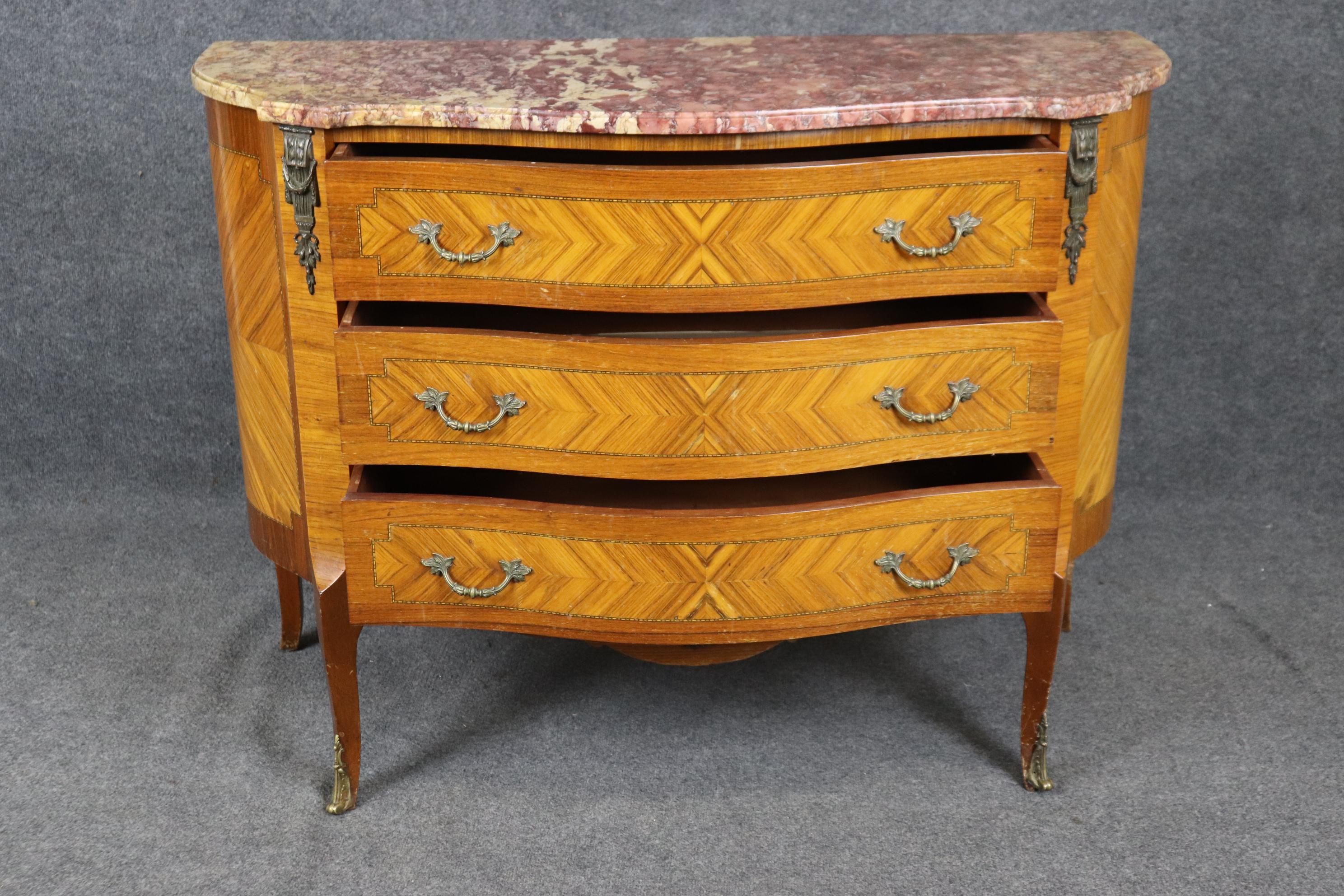 Marmo Breccia Commodo francese Luigi XV con piano in marmo di breccia e montatura in bronzo CIRCA 1920 in vendita