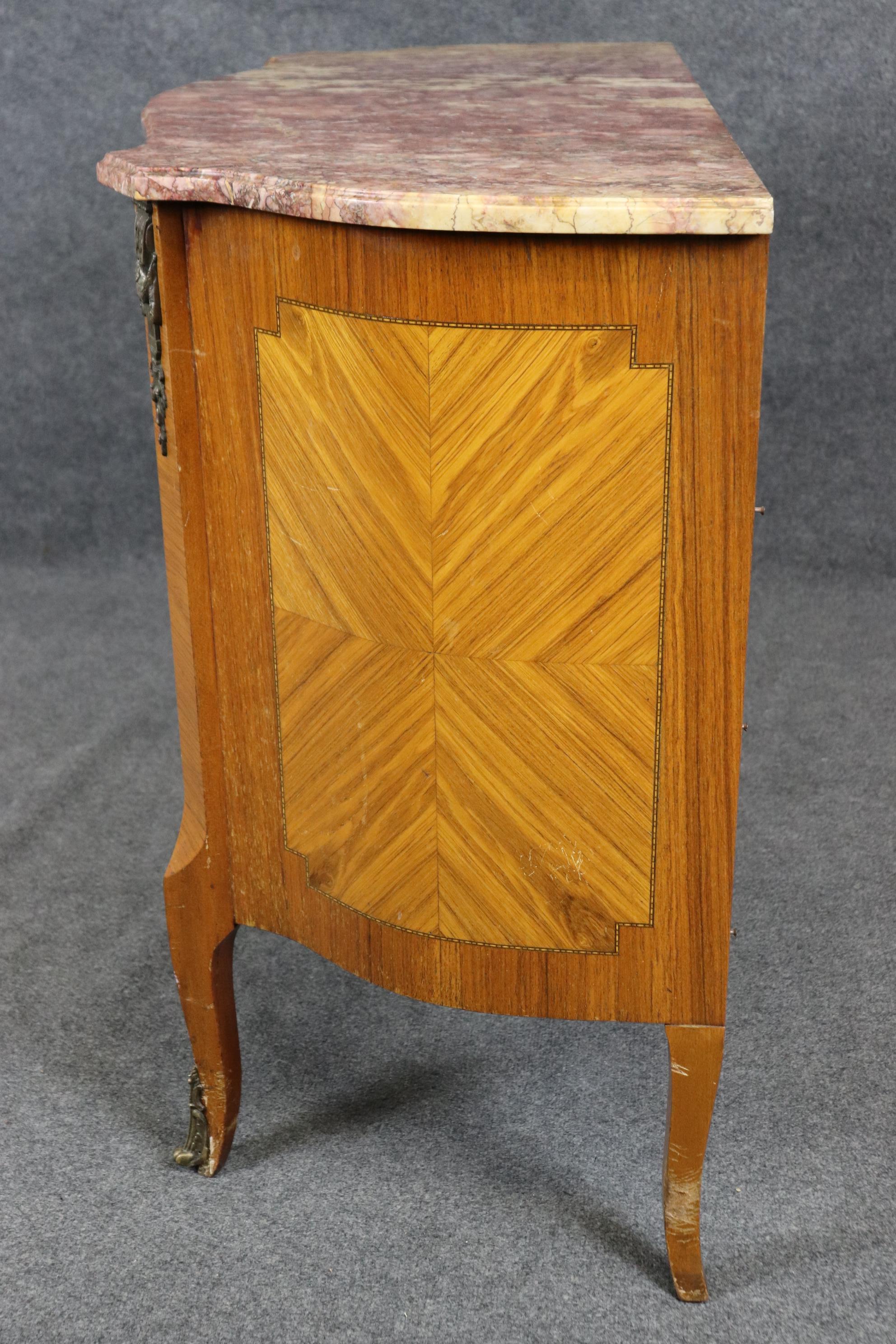 Commodo francese Luigi XV con piano in marmo di breccia e montatura in bronzo CIRCA 1920 in vendita 1