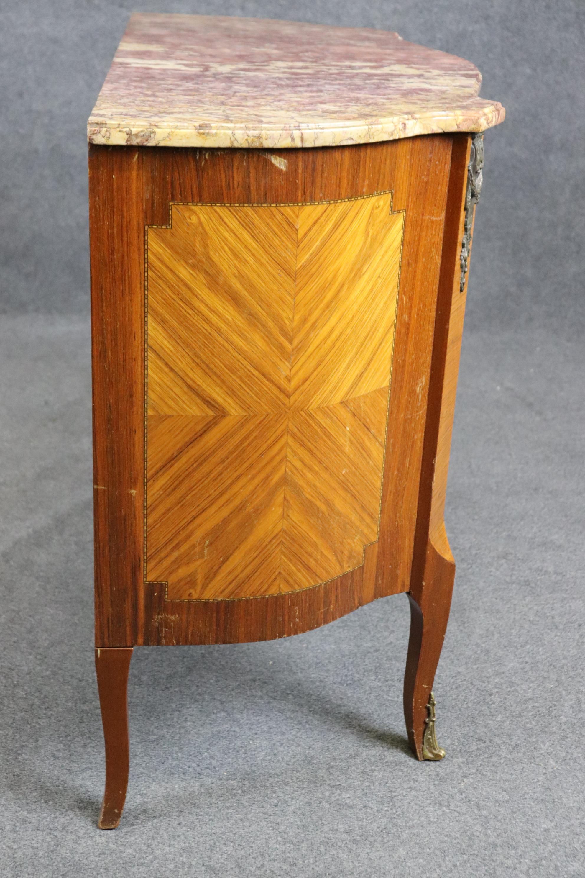 Commodo francese Luigi XV con piano in marmo di breccia e montatura in bronzo CIRCA 1920 in vendita 2